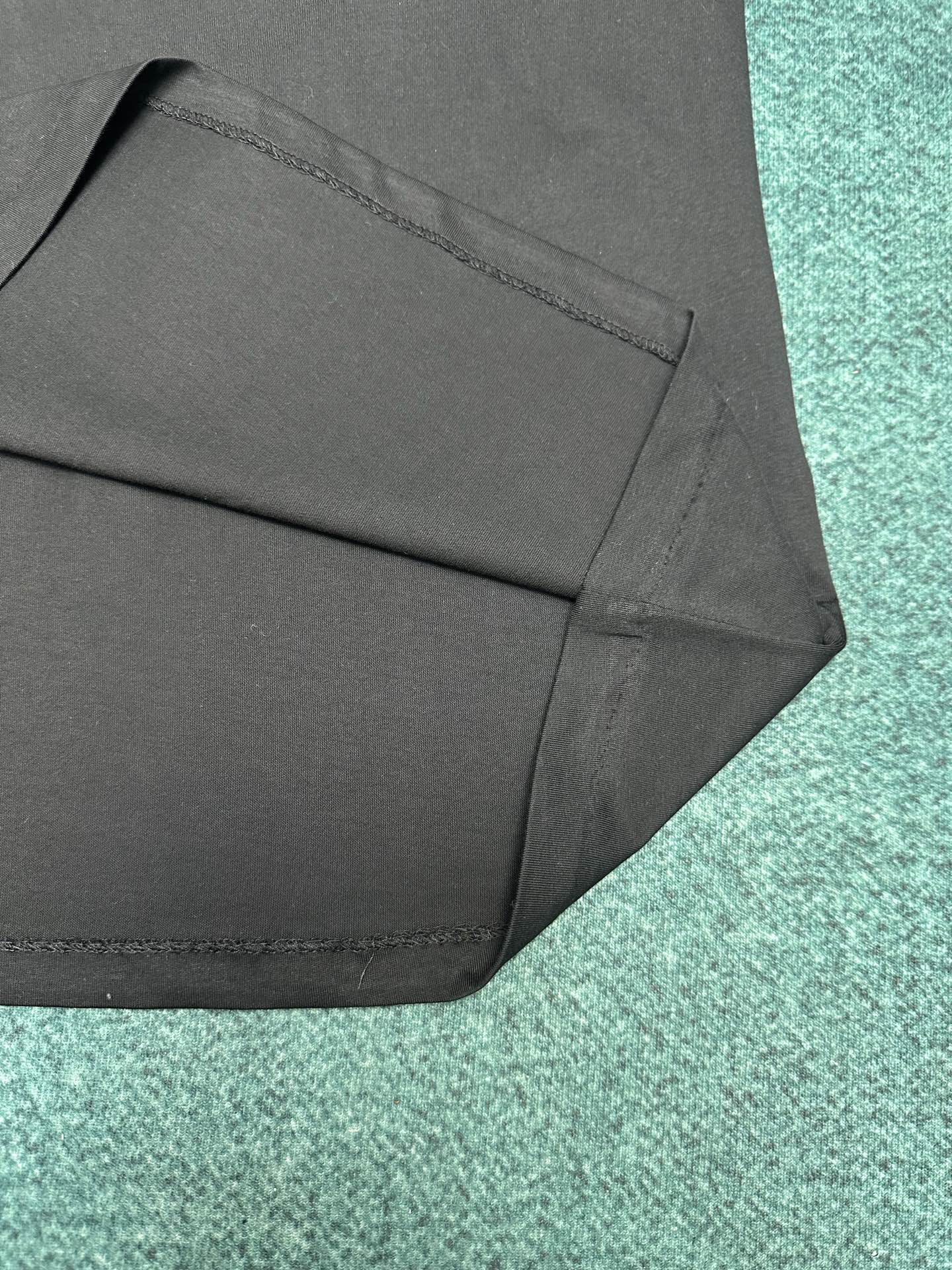 迪奥 25ss新款 T 恤是二零二五冬季男装系列新品，饰以灵感源自 Dior 高订精神的 Christi