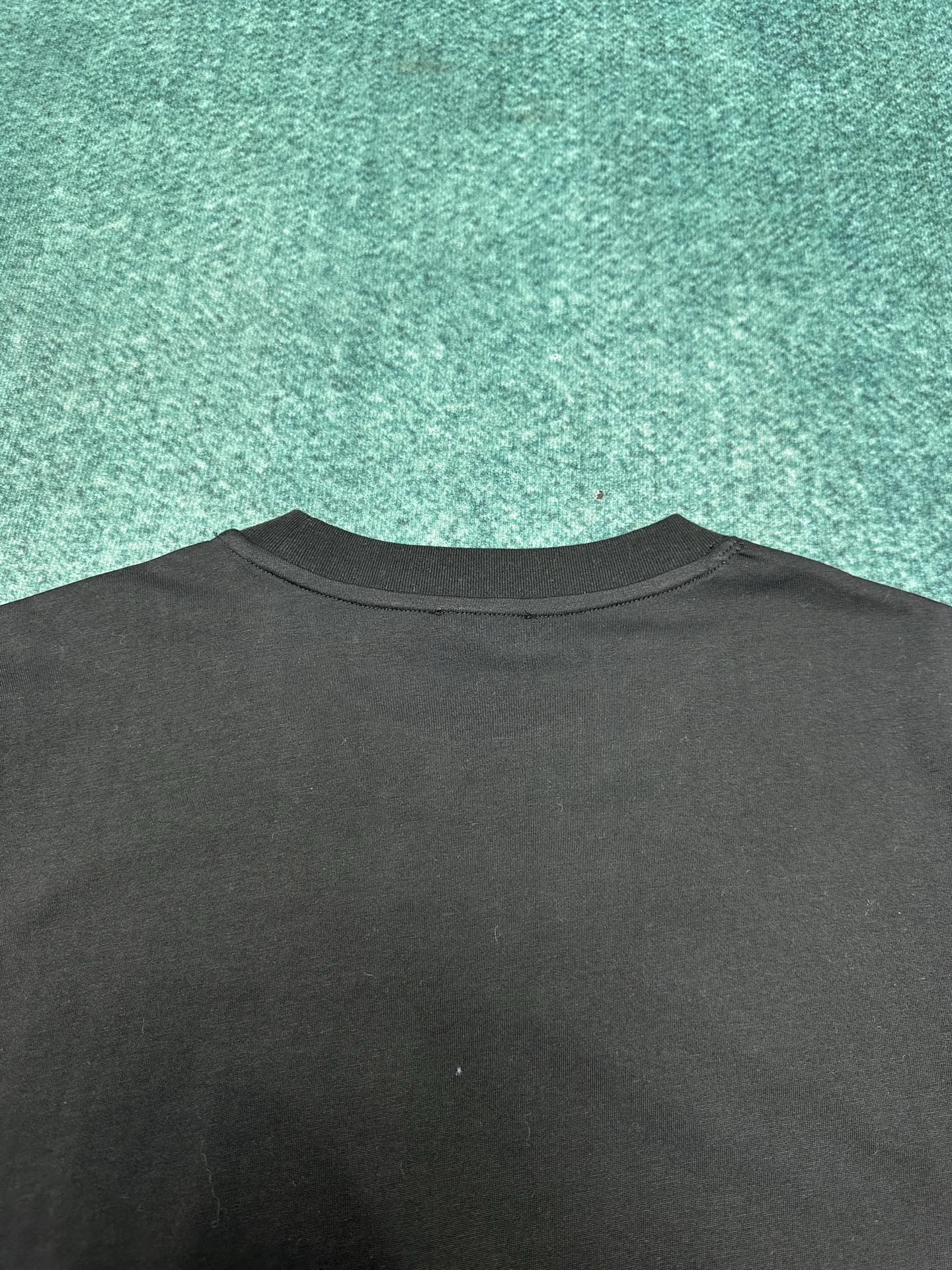 迪奥 25ss新款 T 恤是二零二五冬季男装系列新品，饰以灵感源自 Dior 高订精神的 Christi