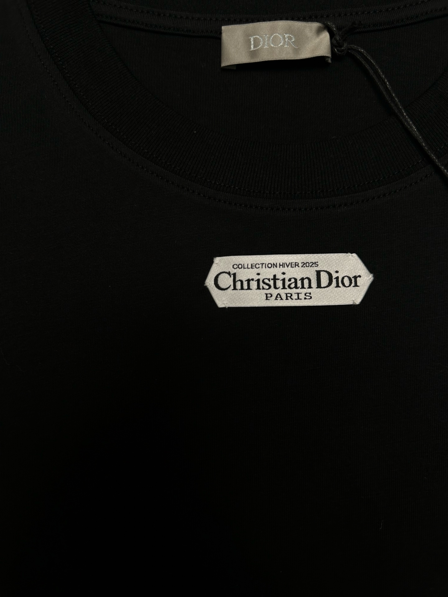 迪奥 25ss新款 T 恤是二零二五冬季男装系列新品，饰以灵感源自 Dior 高订精神的 Christi