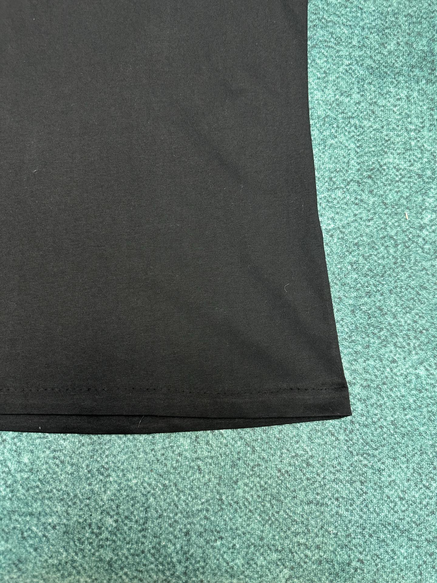 迪奥 25ss新款 T 恤是二零二五冬季男装系列新品，饰以灵感源自 Dior 高订精神的 Christi