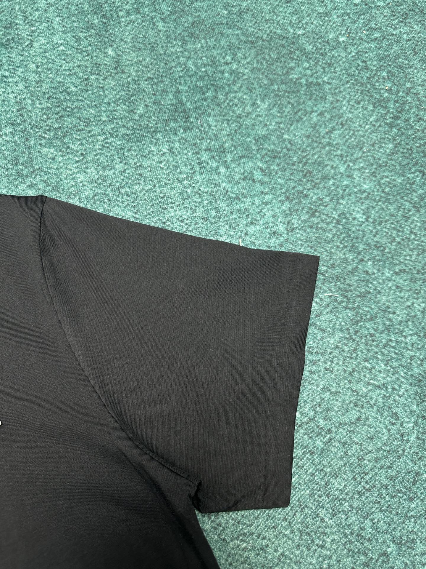 迪奥 25ss新款 T 恤是二零二五冬季男装系列新品，饰以灵感源自 Dior 高订精神的 Christi