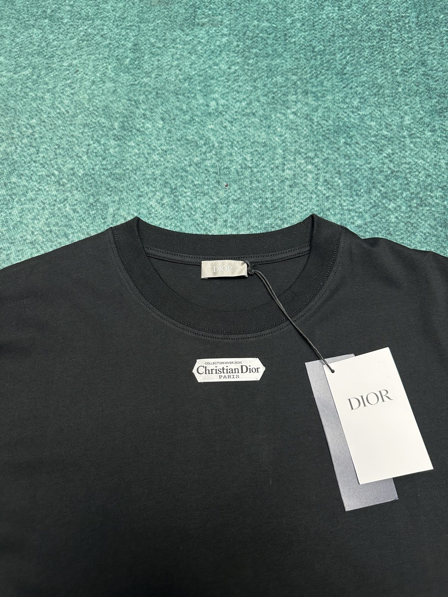 迪奥 25ss新款 T 恤是二零二五冬季男装系列新品，饰以灵感源自 Dior 高订精神的 Christi