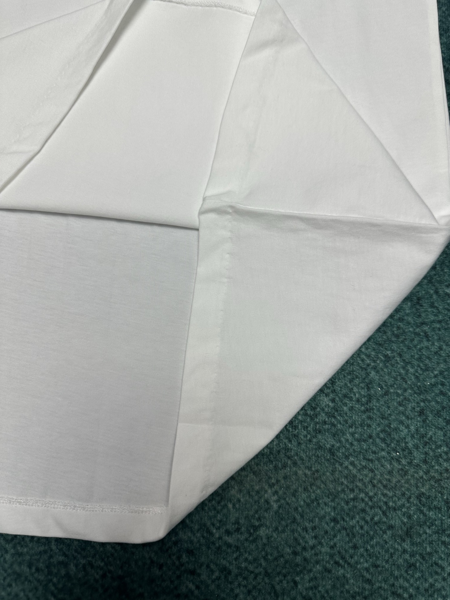 迪奥 25ss新款 T 恤是二零二五冬季男装系列新品，饰以灵感源自 Dior 高订精神的 Christi