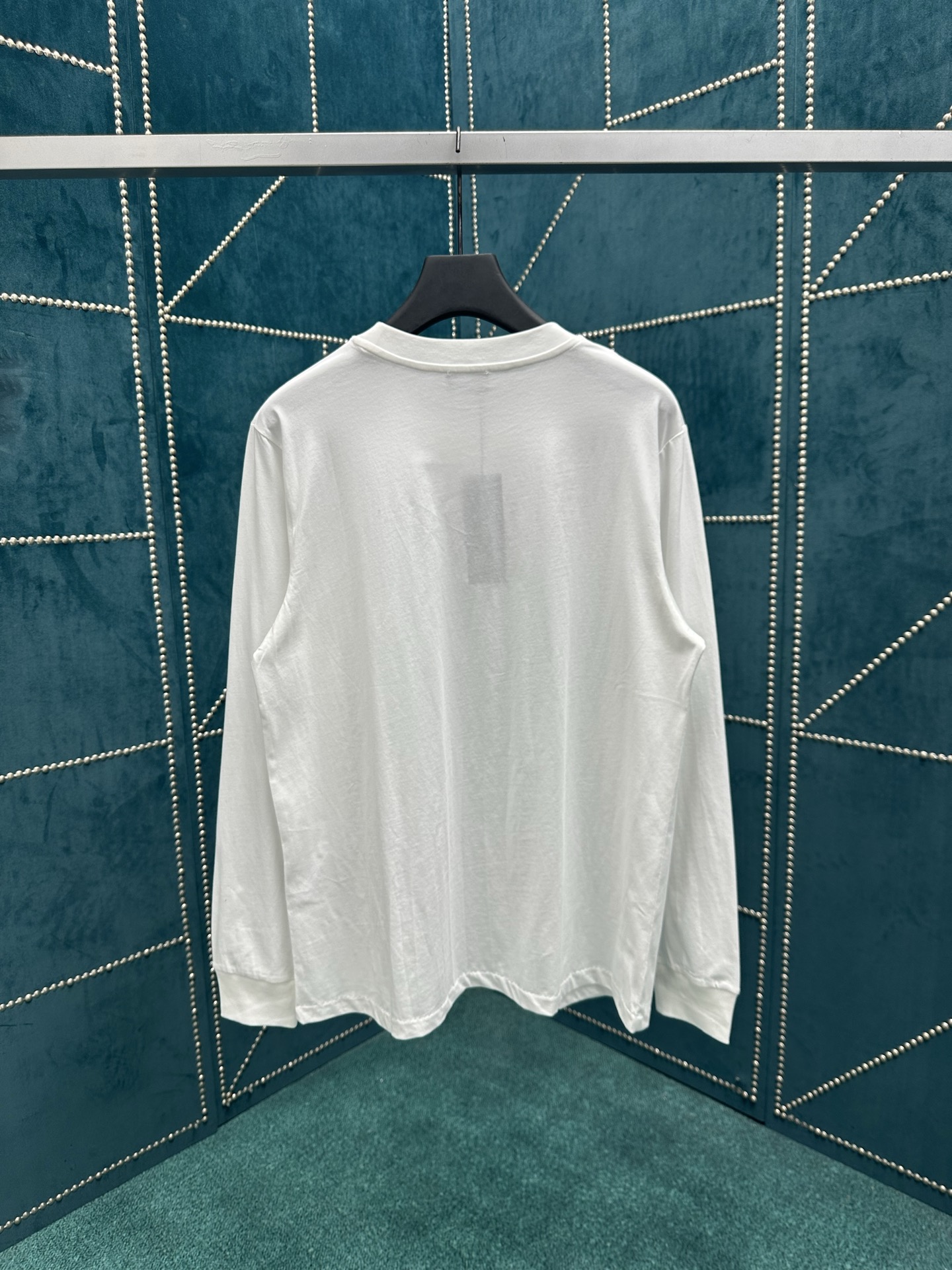 迪奥 25ss新款 T 恤是二零二五冬季男装系列新品，饰以灵感源自 Dior 高订精神的 Christi