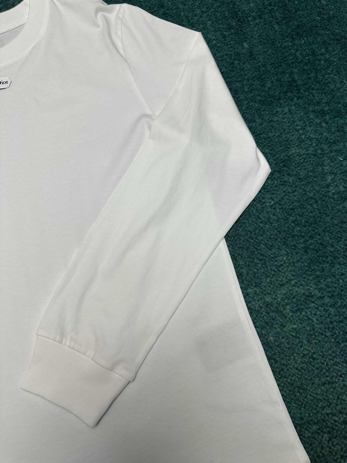 迪奥 25ss新款 T 恤是二零二五冬季男装系列新品，饰以灵感源自 Dior 高订精神的 Christi