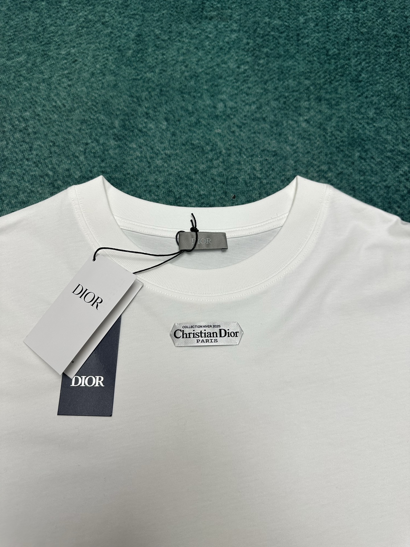 迪奥 25ss新款 T 恤是二零二五冬季男装系列新品，饰以灵感源自 Dior 高订精神的 Christi