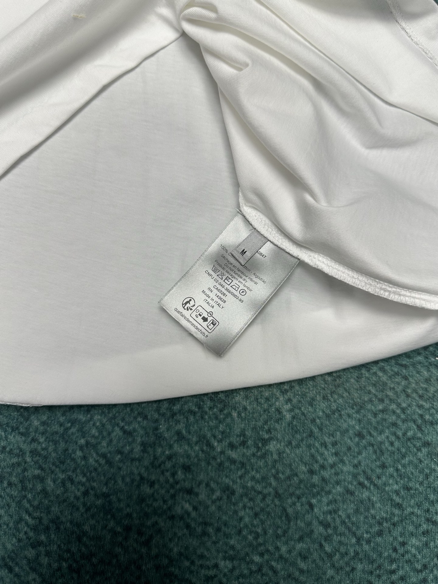 迪奥 25ss新款 T 恤是二零二五冬季男装系列新品，饰以灵感源自 Dior 高订精神的 Christi