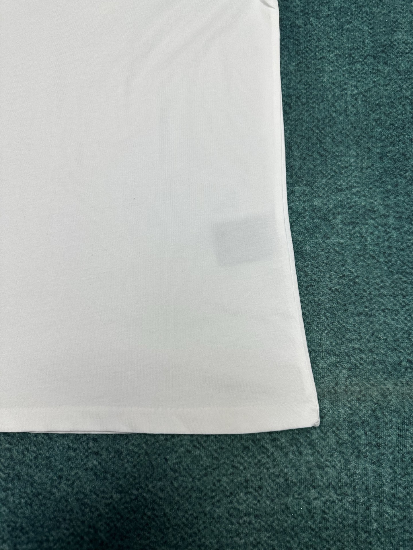 迪奥 25ss新款 T 恤是二零二五冬季男装系列新品，饰以灵感源自 Dior 高订精神的 Christi