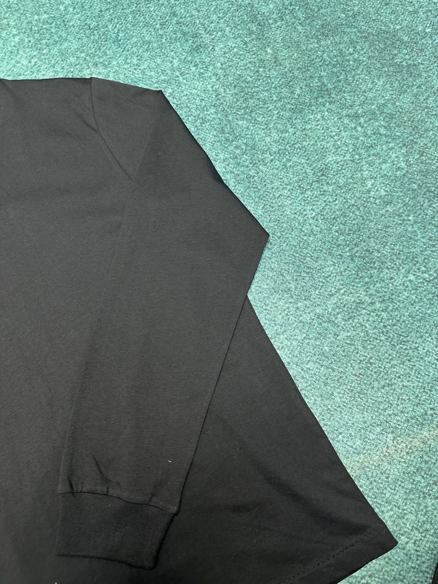 迪奥 25ss新款 T 恤是二零二五冬季男装系列新品，饰以灵感源自 Dior 高订精神的 Christi