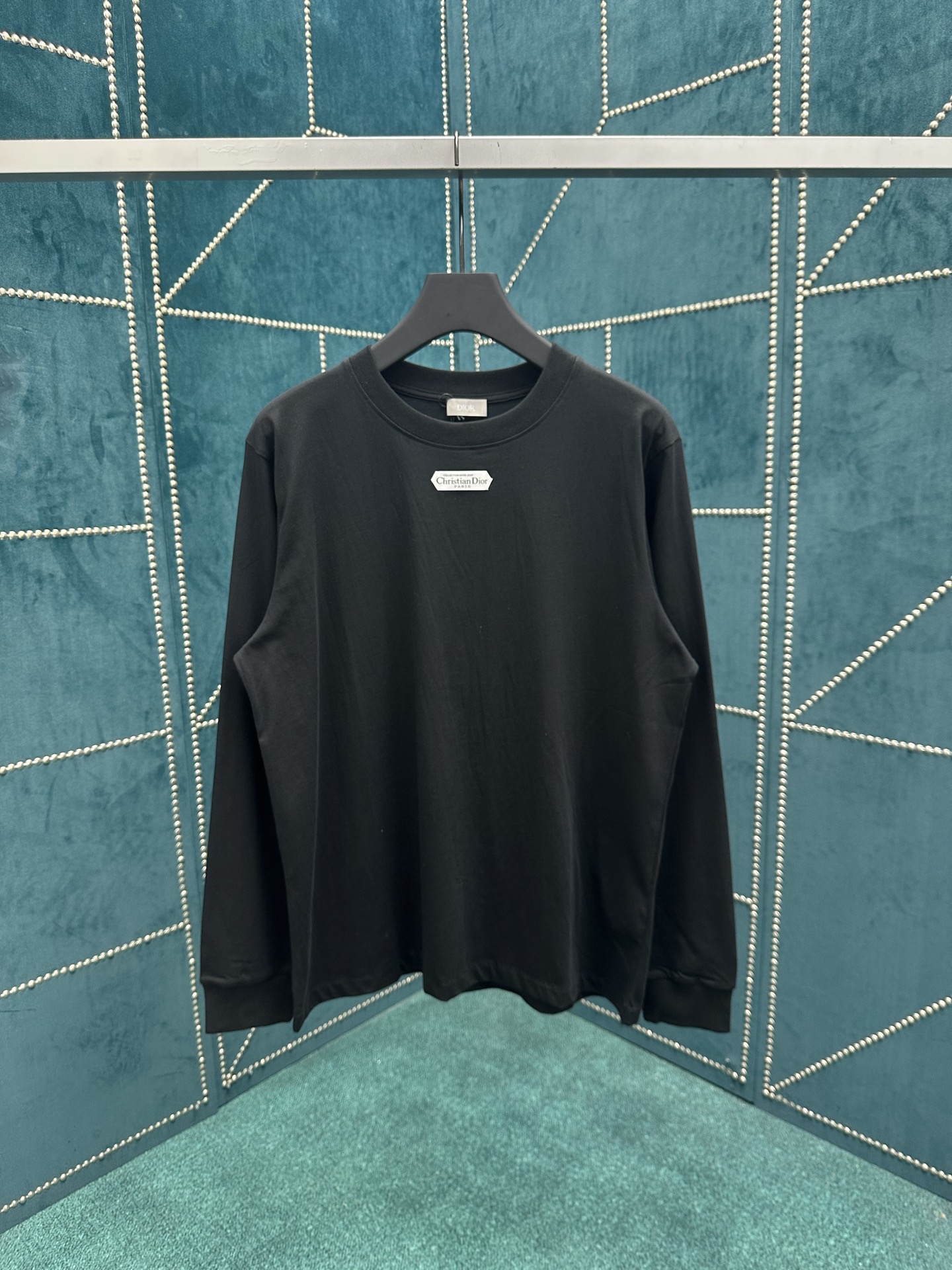 迪奥 25ss新款 T 恤是二零二五冬季男装系列新品，饰以灵感源自 Dior 高订精神的 Christi