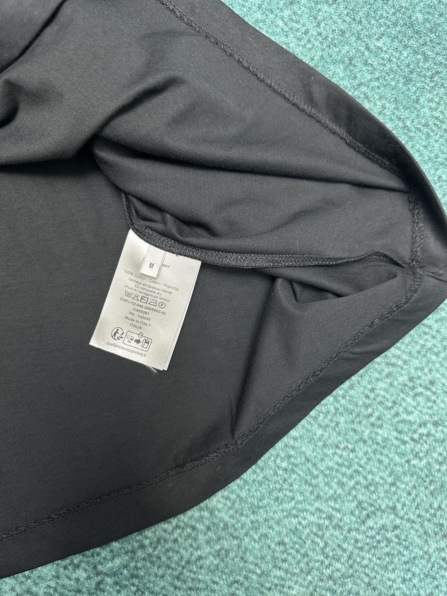 迪奥 25ss新款 T 恤是二零二五冬季男装系列新品，饰以灵感源自 Dior 高订精神的 Christi