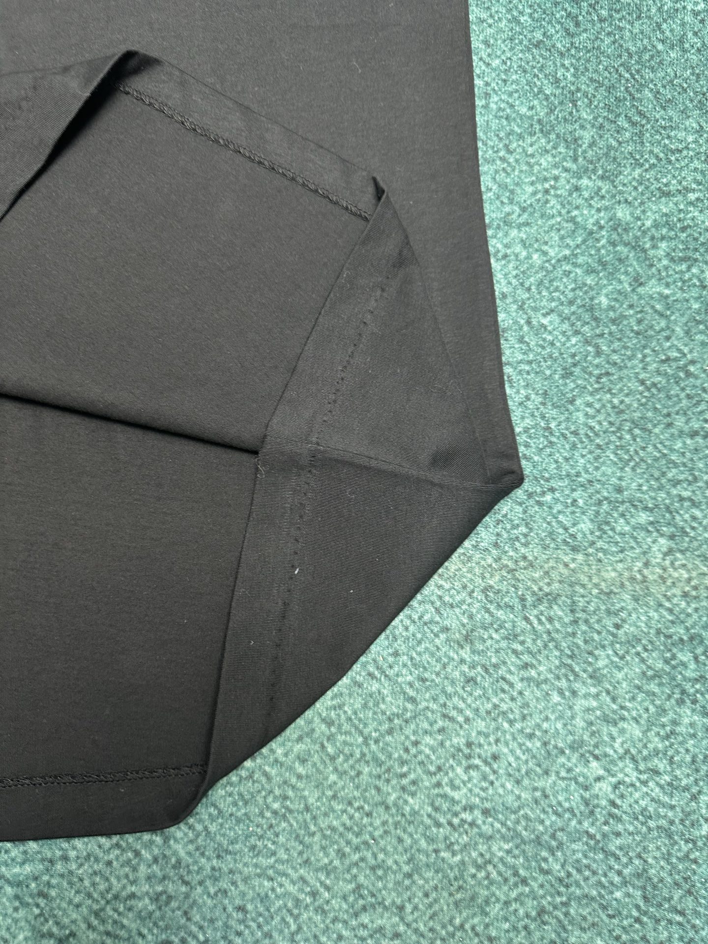 迪奥 25ss新款 T 恤是二零二五冬季男装系列新品，饰以灵感源自 Dior 高订精神的 Christi