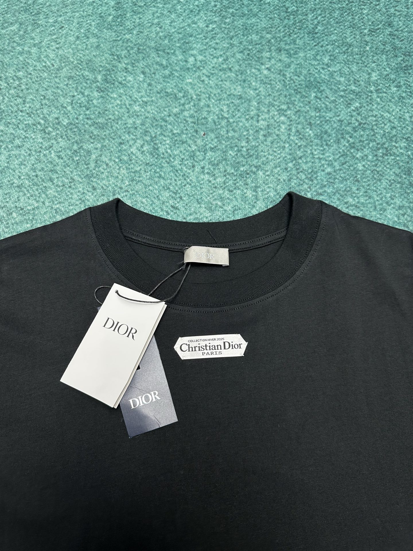 迪奥 25ss新款 T 恤是二零二五冬季男装系列新品，饰以灵感源自 Dior 高订精神的 Christi