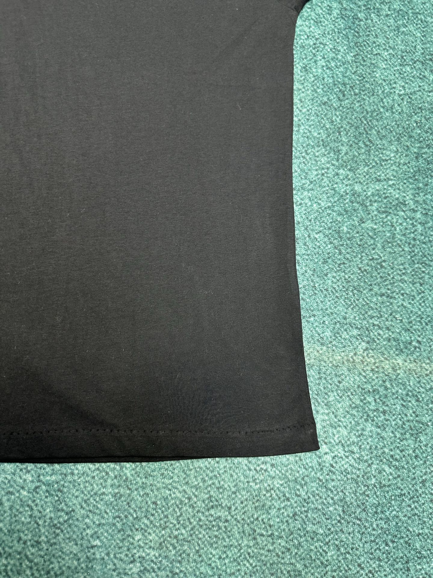 迪奥 25ss新款 T 恤是二零二五冬季男装系列新品，饰以灵感源自 Dior 高订精神的 Christi