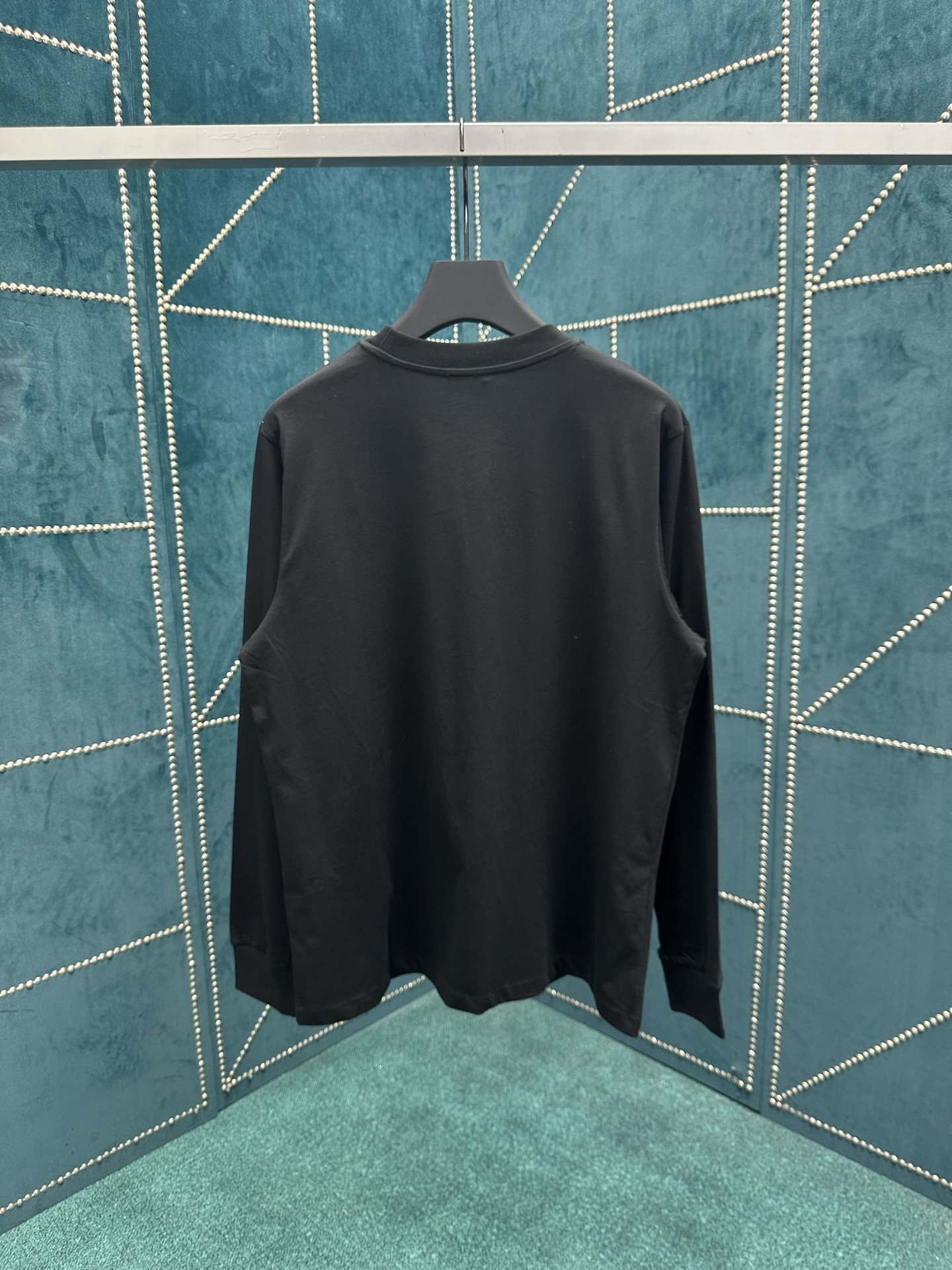 迪奥 25ss新款 T 恤是二零二五冬季男装系列新品，饰以灵感源自 Dior 高订精神的 Christi