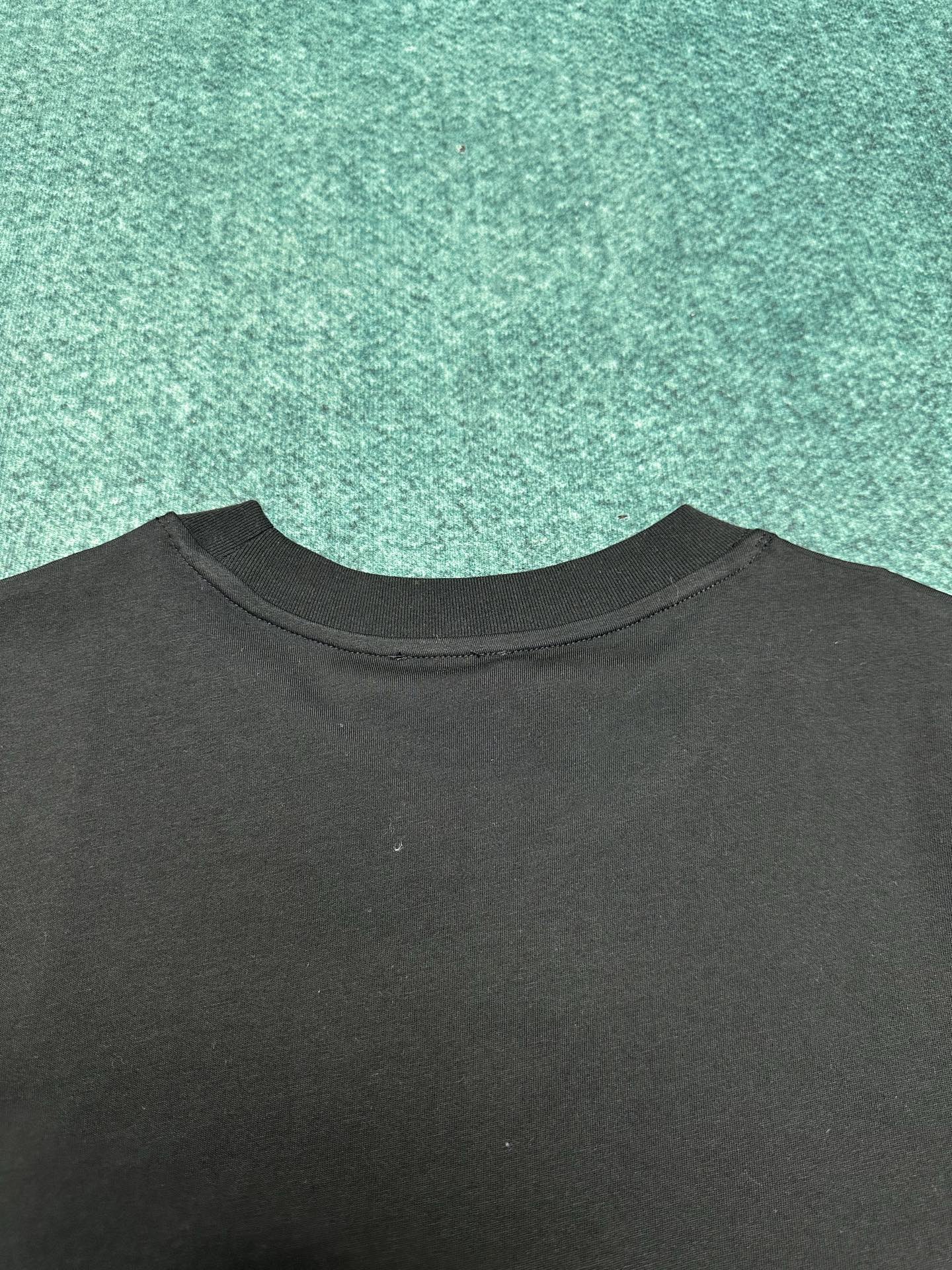 迪奥 25ss新款 T 恤是二零二五冬季男装系列新品，饰以灵感源自 Dior 高订精神的 Christi