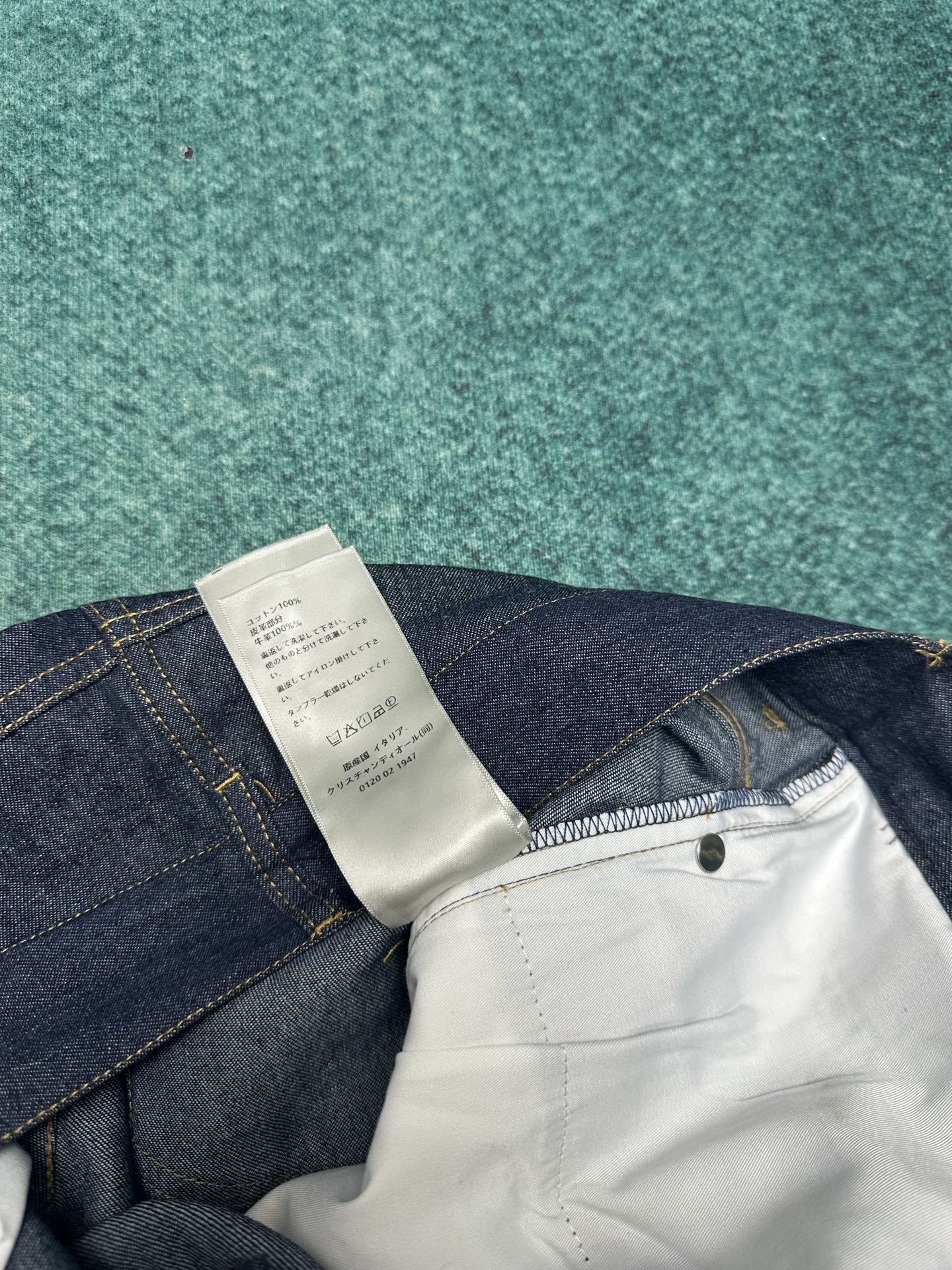 迪奥 25ss新款牛仔裤是二零二五冬季男装系列新品，饰以灵感源自 Dior 档案的迪奥之爱标志，向 Di