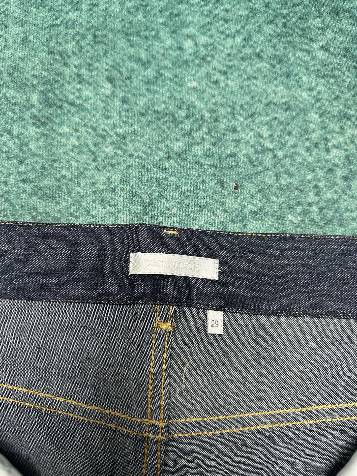 迪奥 25ss新款牛仔裤是二零二五冬季男装系列新品，饰以灵感源自 Dior 档案的迪奥之爱标志，向 Di