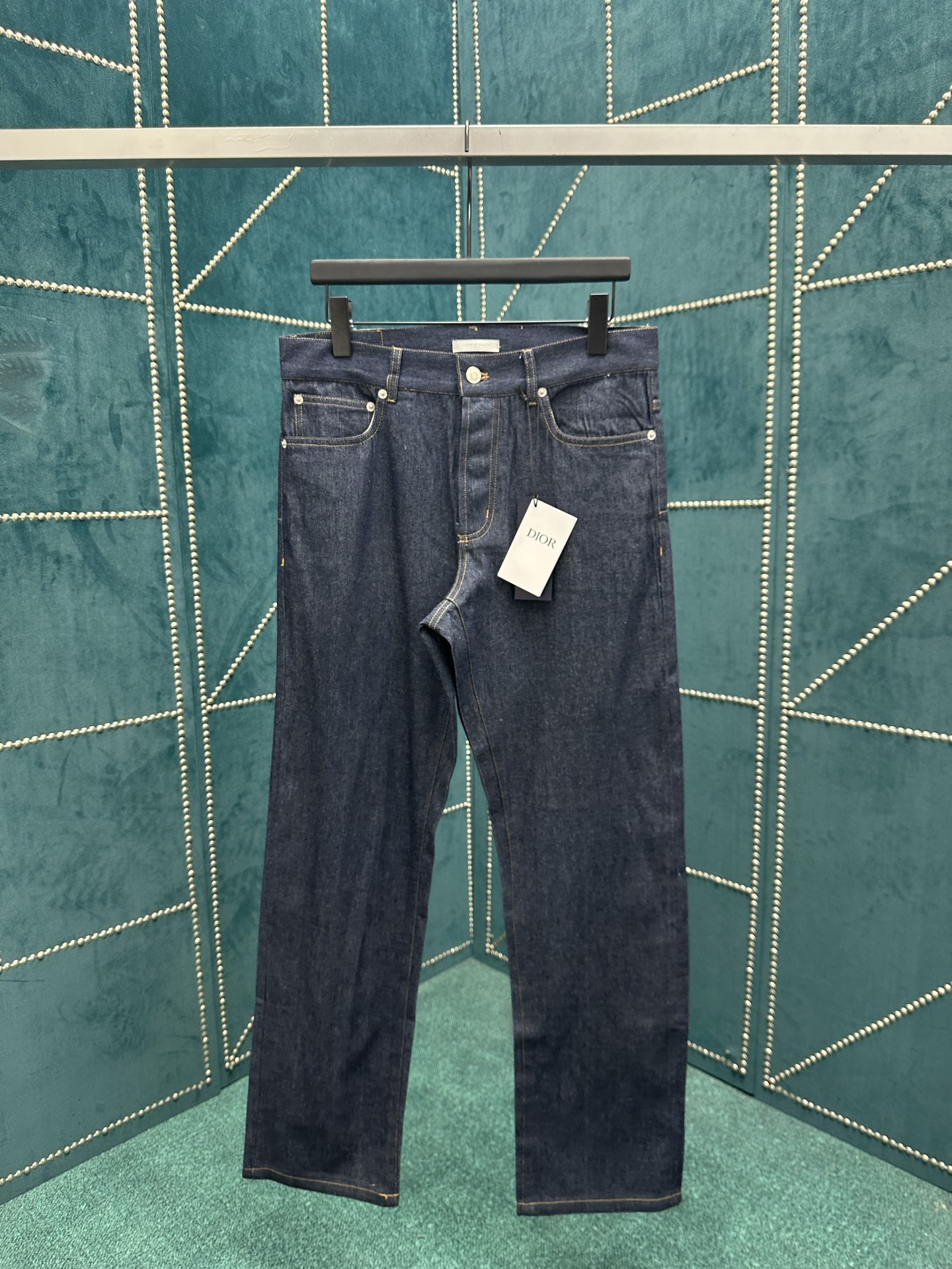 迪奥 25ss新款牛仔裤是二零二五冬季男装系列新品，饰以灵感源自 Dior 档案的迪奥之爱标志，向 Di