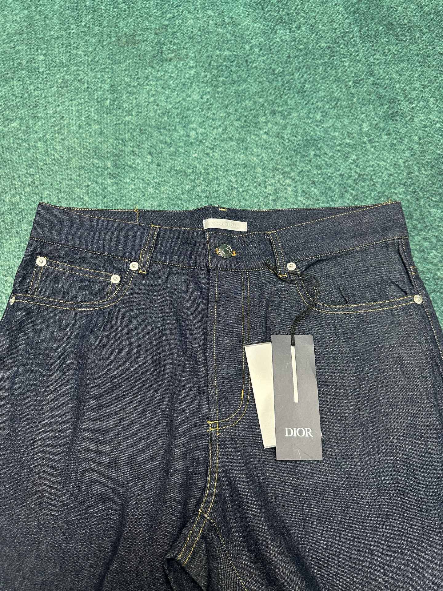 迪奥 25ss新款牛仔裤是二零二五冬季男装系列新品，饰以灵感源自 Dior 档案的迪奥之爱标志，向 Di