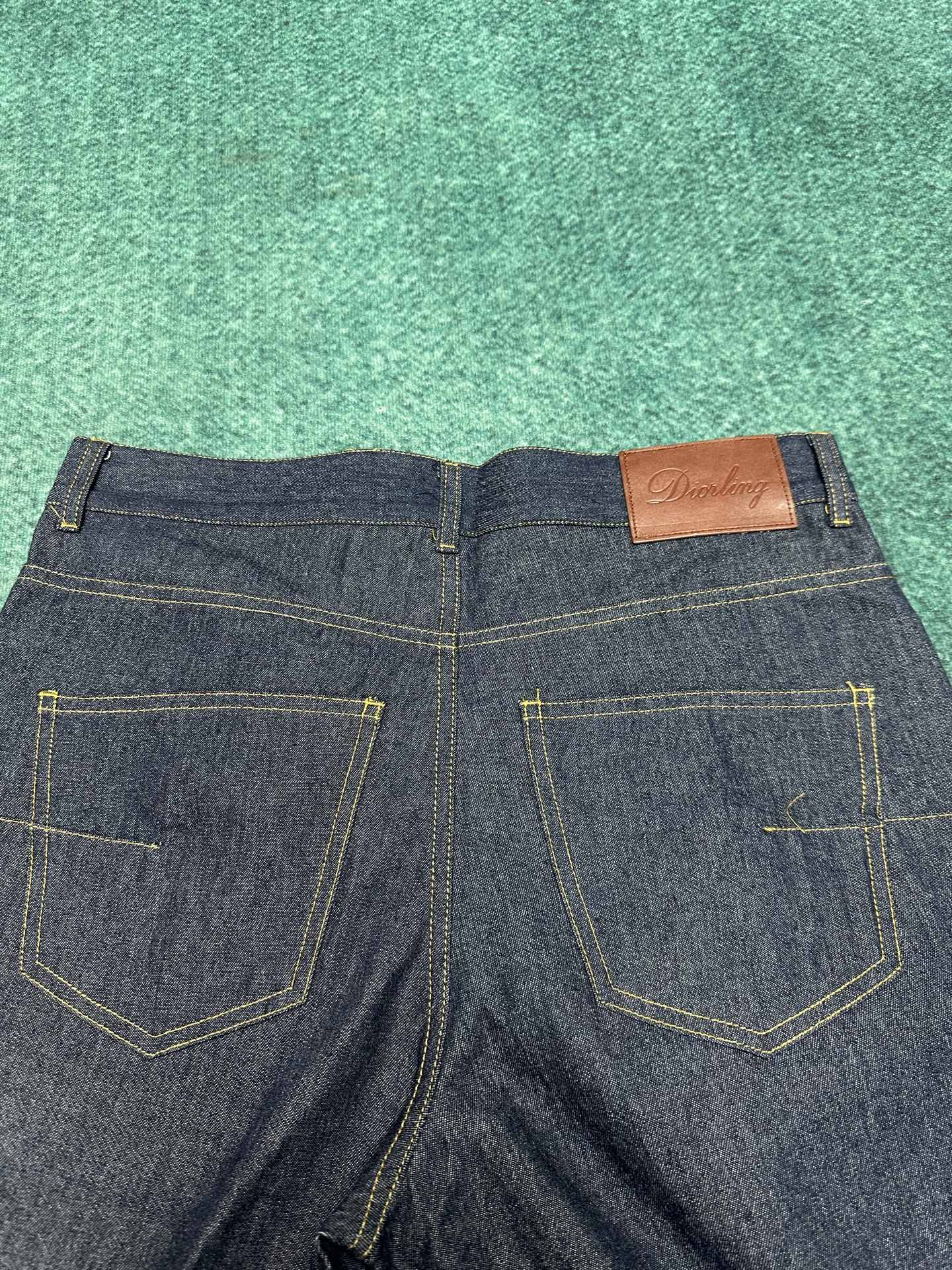 迪奥 25ss新款牛仔裤是二零二五冬季男装系列新品，饰以灵感源自 Dior 档案的迪奥之爱标志，向 Di