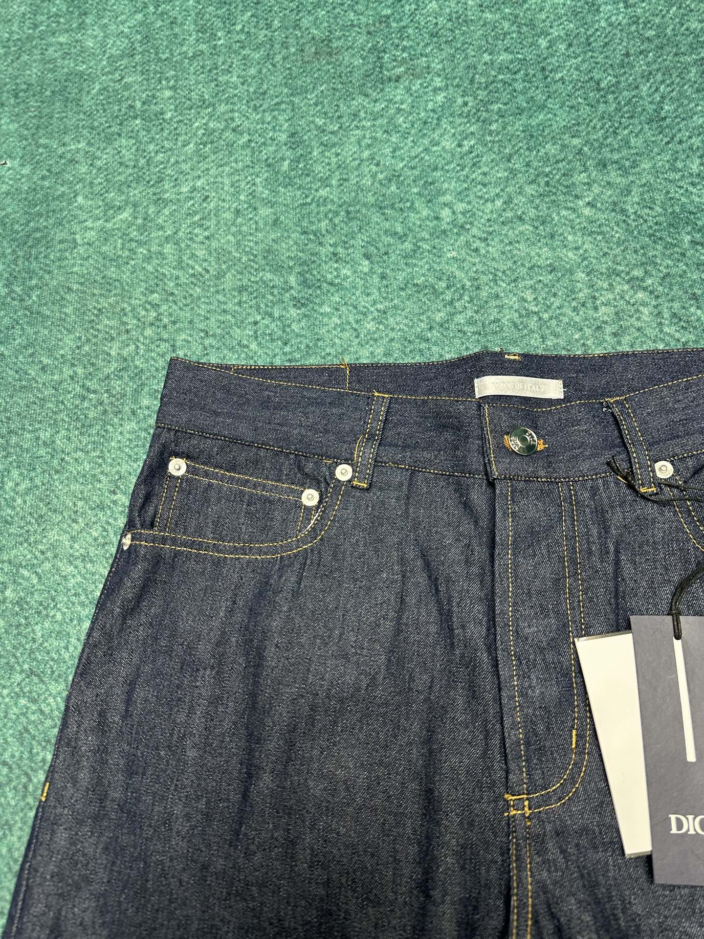 迪奥 25ss新款牛仔裤是二零二五冬季男装系列新品，饰以灵感源自 Dior 档案的迪奥之爱标志，向 Di