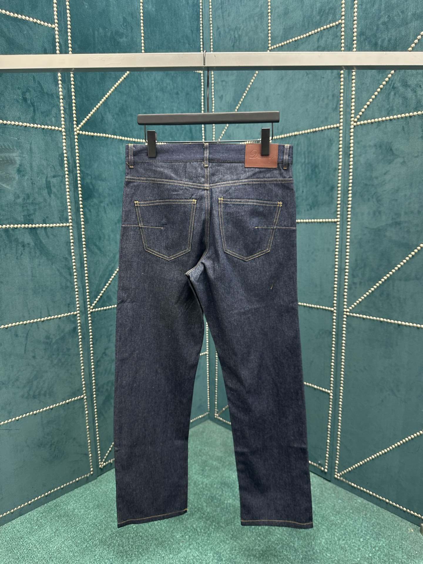 迪奥 25ss新款牛仔裤是二零二五冬季男装系列新品，饰以灵感源自 Dior 档案的迪奥之爱标志，向 Di