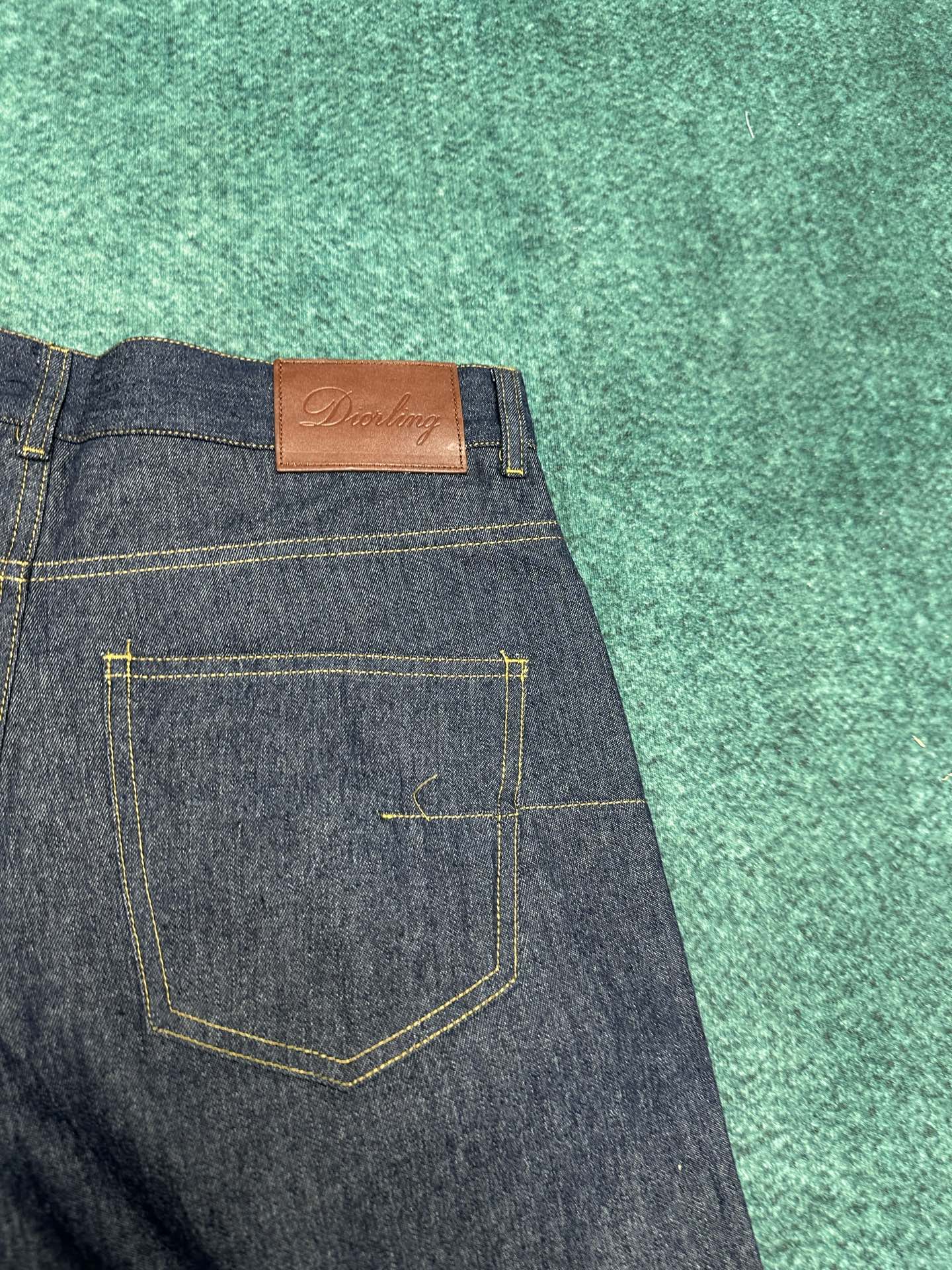 迪奥 25ss新款牛仔裤是二零二五冬季男装系列新品，饰以灵感源自 Dior 档案的迪奥之爱标志，向 Di