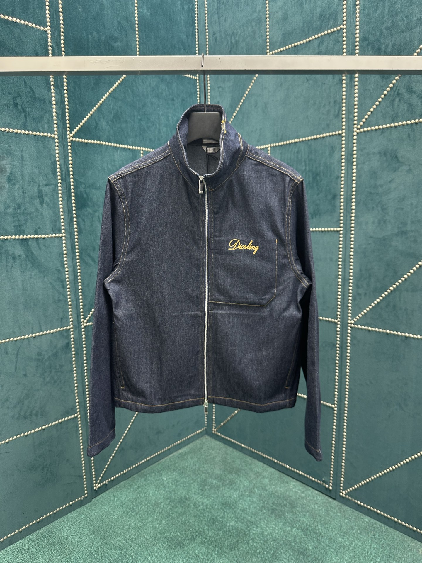 迪奥 25ss新款短夹克是二零二五冬季男装系列新品，饰以灵感源自 Dior 档案的迪奥之爱标志，向 Di