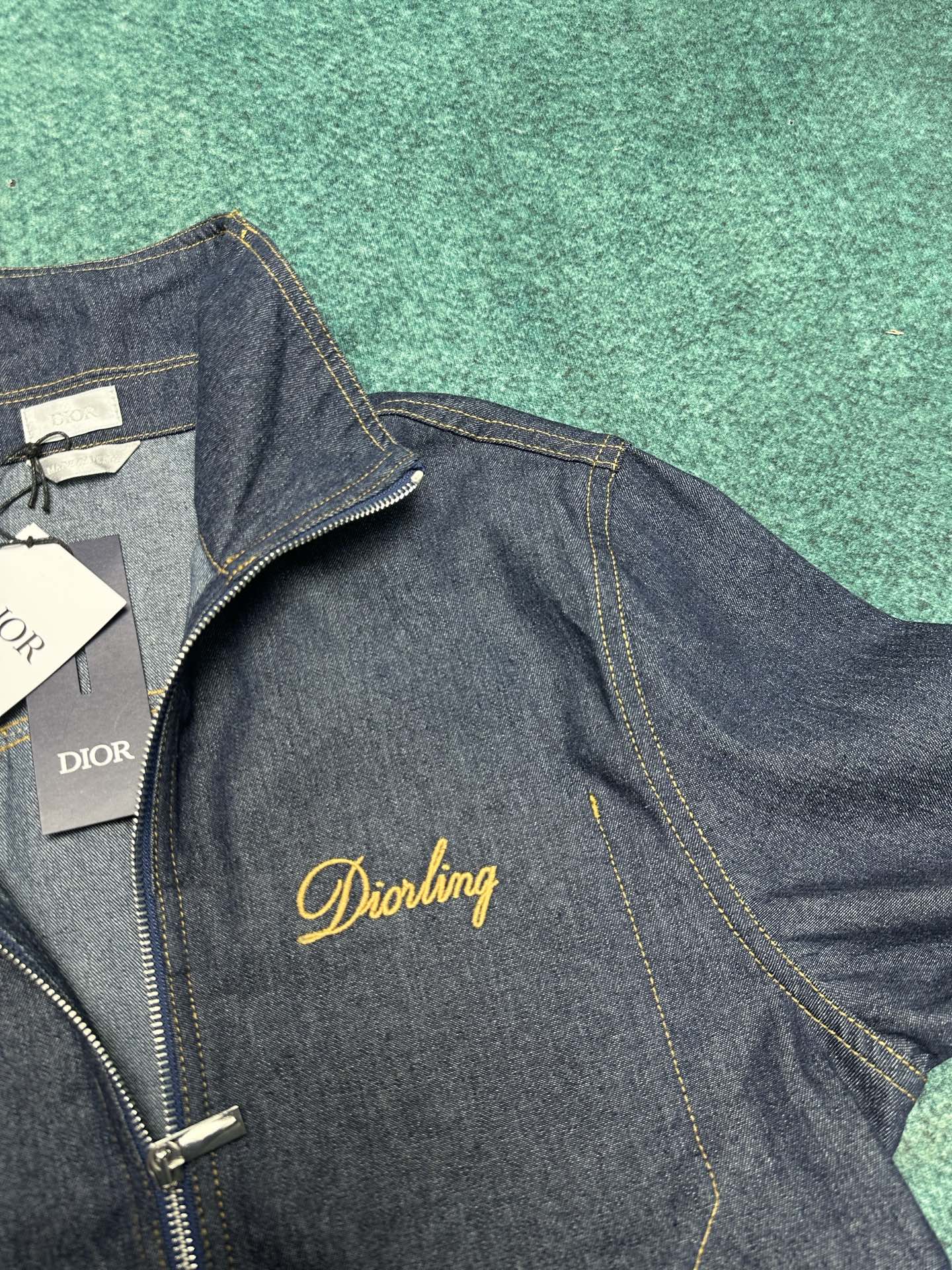 迪奥 25ss新款短夹克是二零二五冬季男装系列新品，饰以灵感源自 Dior 档案的迪奥之爱标志，向 Di