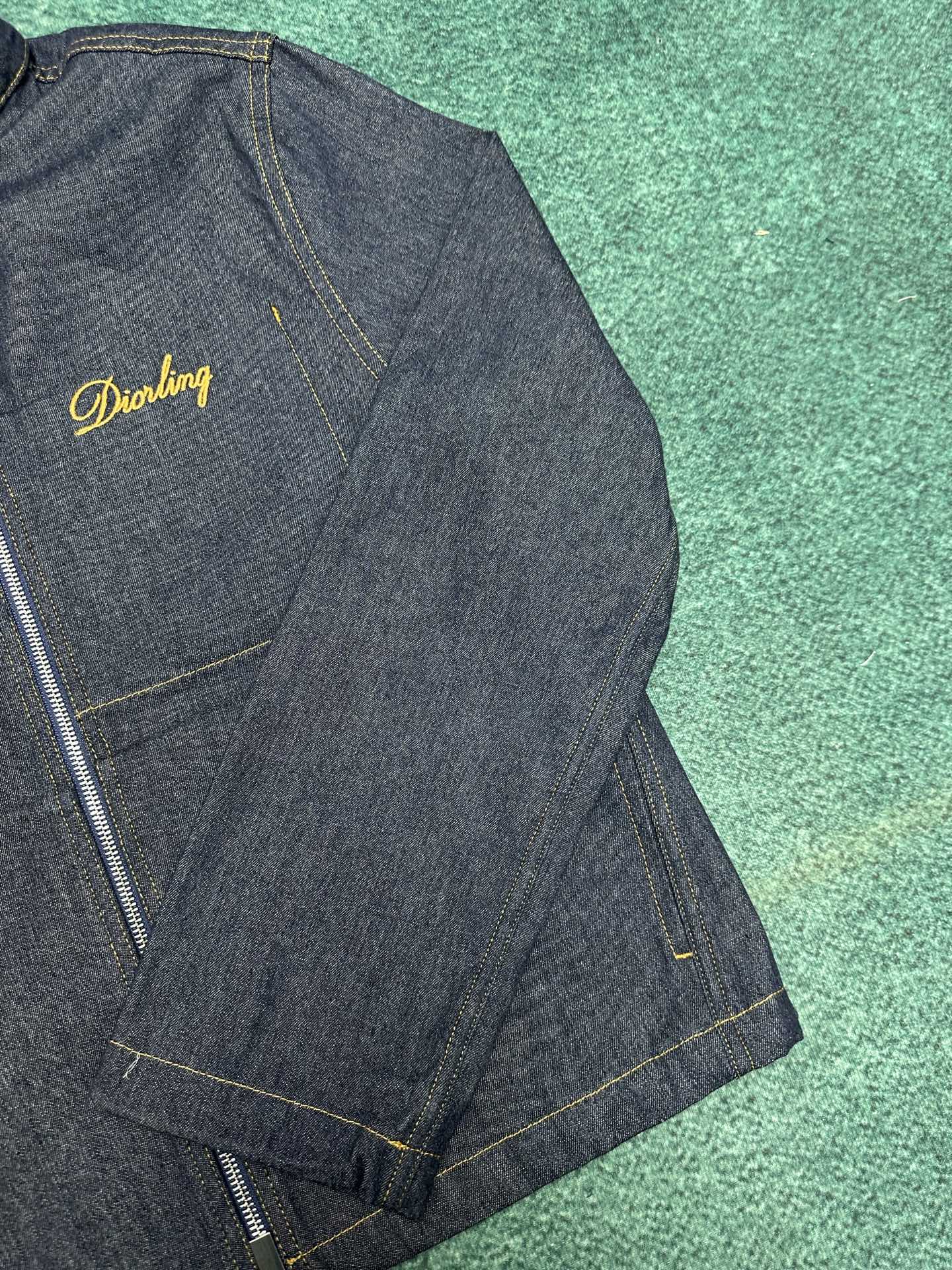 迪奥 25ss新款短夹克是二零二五冬季男装系列新品，饰以灵感源自 Dior 档案的迪奥之爱标志，向 Di