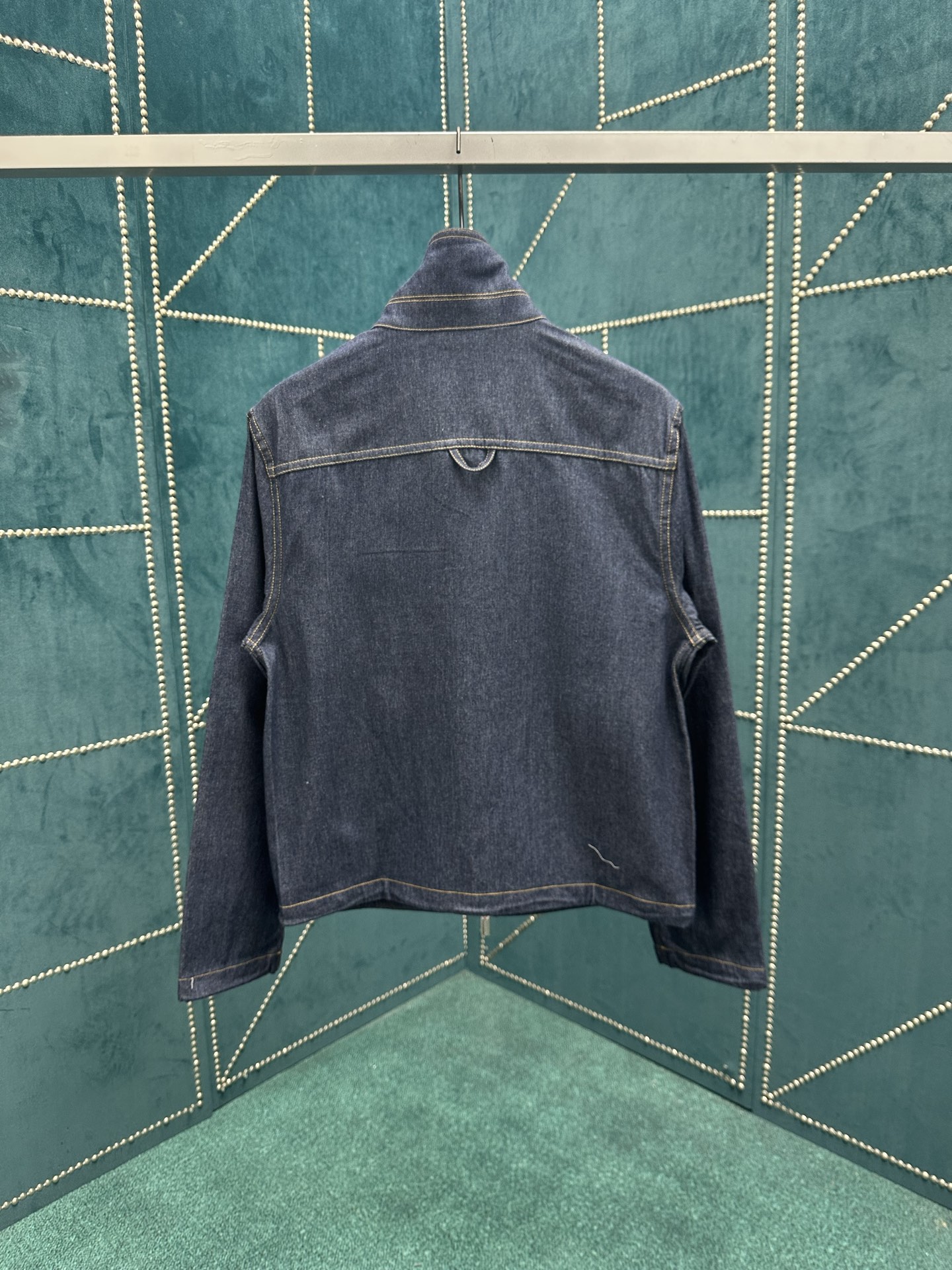 迪奥 25ss新款短夹克是二零二五冬季男装系列新品，饰以灵感源自 Dior 档案的迪奥之爱标志，向 Di