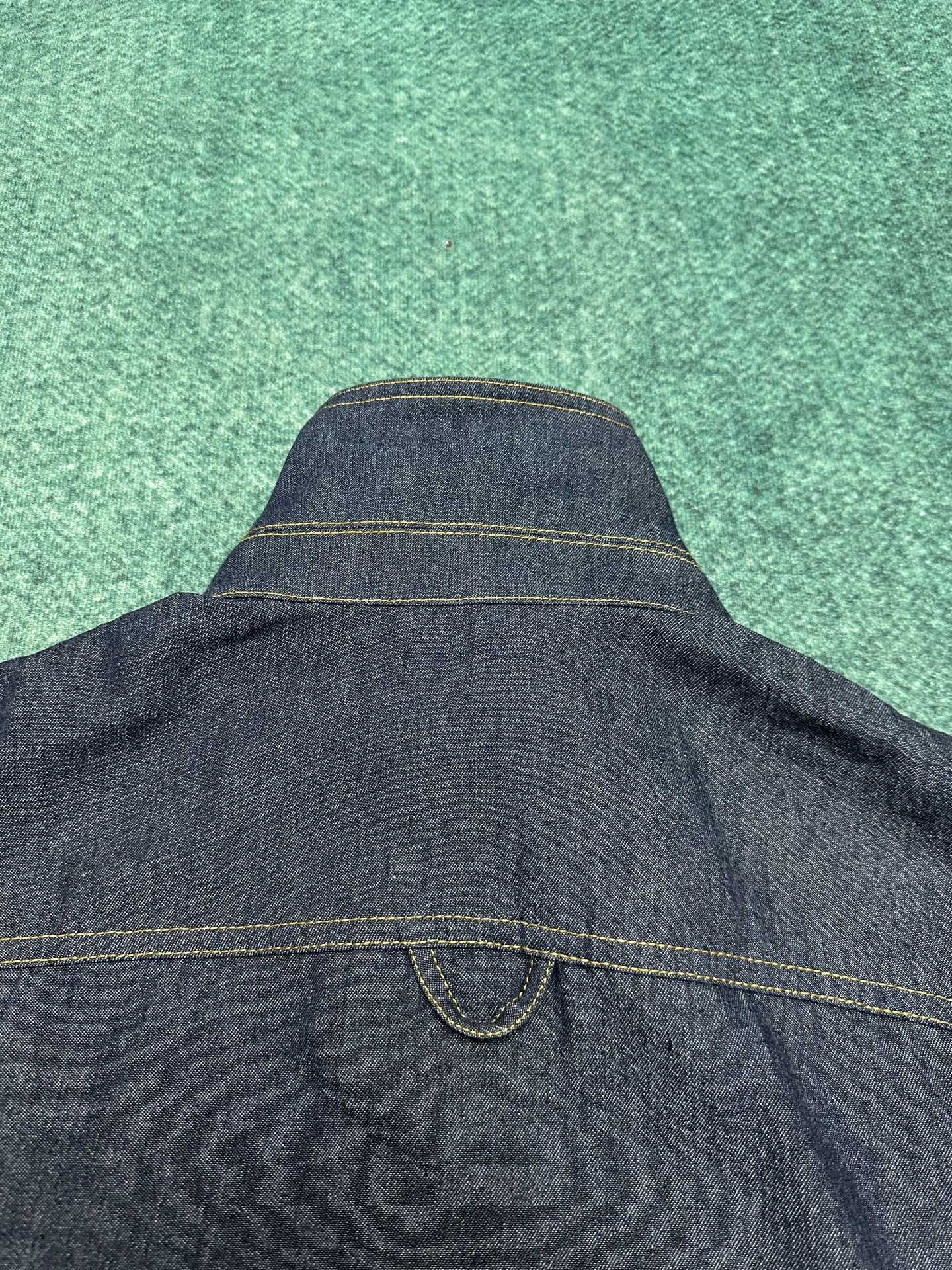 迪奥 25ss新款短夹克是二零二五冬季男装系列新品，饰以灵感源自 Dior 档案的迪奥之爱标志，向 Di