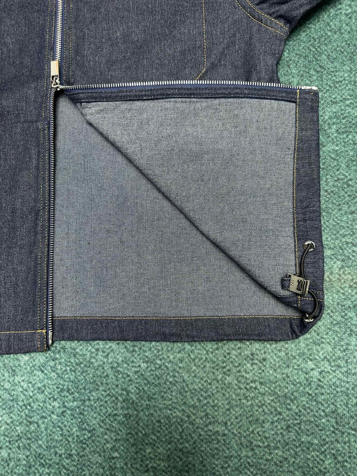 迪奥 25ss新款短夹克是二零二五冬季男装系列新品，饰以灵感源自 Dior 档案的迪奥之爱标志，向 Di