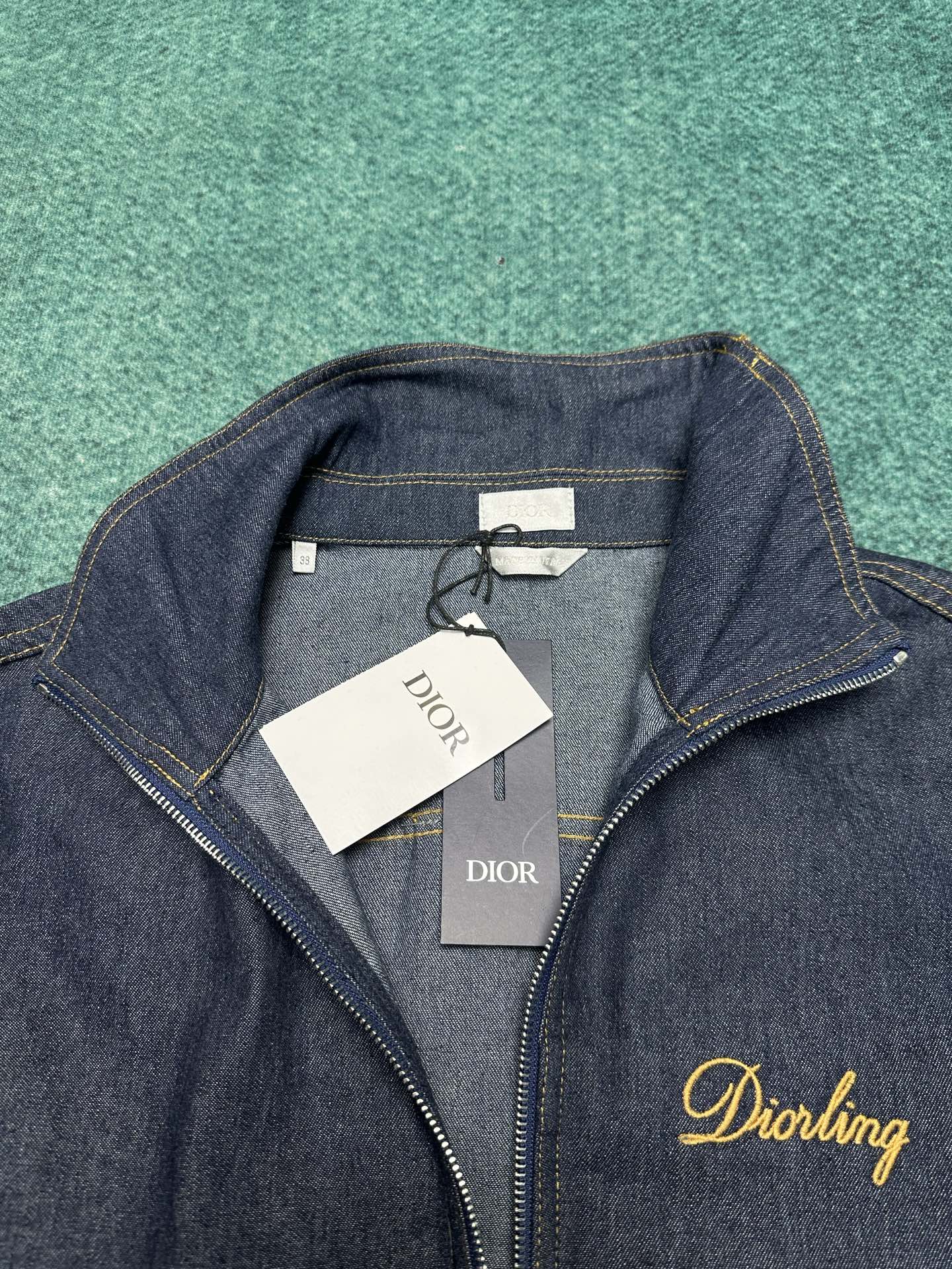 迪奥 25ss新款短夹克是二零二五冬季男装系列新品，饰以灵感源自 Dior 档案的迪奥之爱标志，向 Di