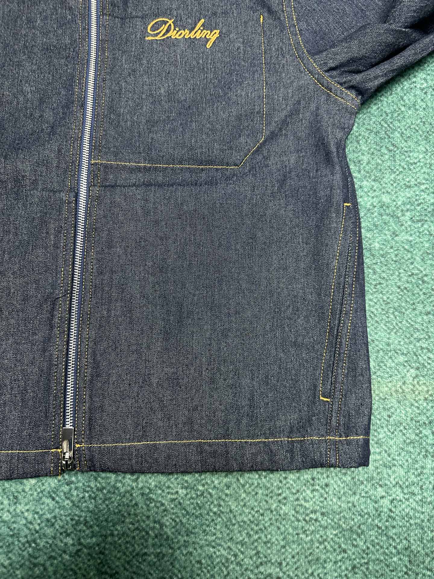 迪奥 25ss新款短夹克是二零二五冬季男装系列新品，饰以灵感源自 Dior 档案的迪奥之爱标志，向 Di