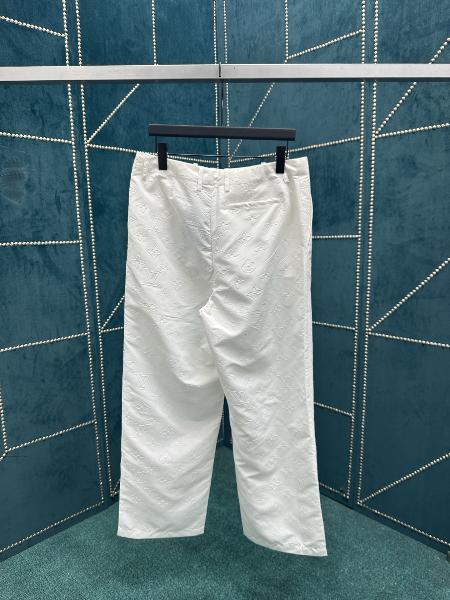 驴家 25ss新款棉质休闲裤铺陈全幅 Macro Monogram 压纹提花，映现别致浮雕效果。可搭配衬