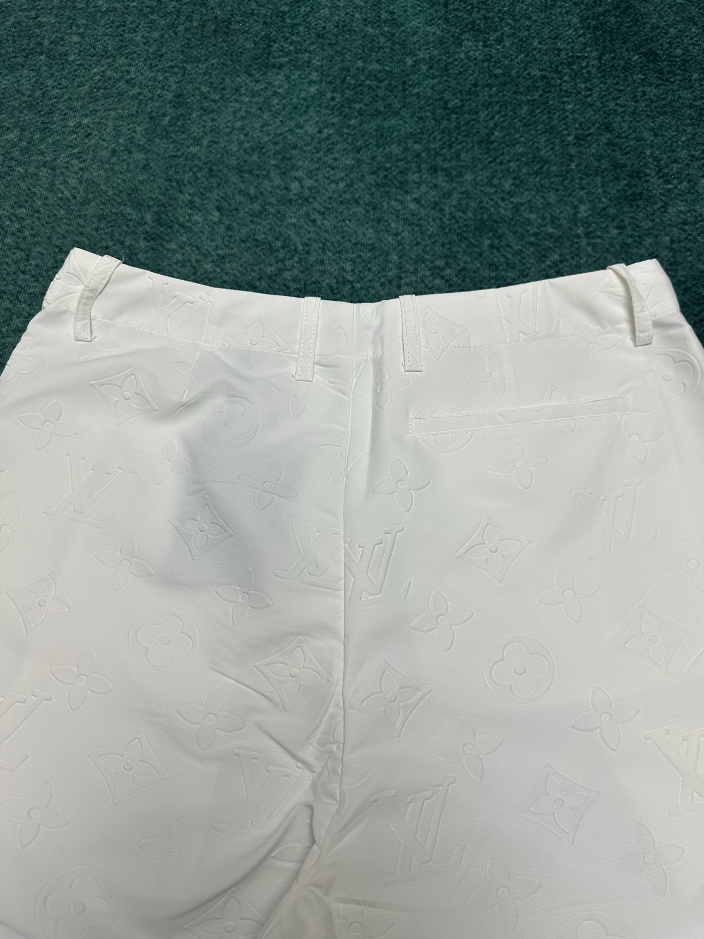 驴家 25ss新款棉质休闲裤铺陈全幅 Macro Monogram 压纹提花，映现别致浮雕效果。可搭配衬