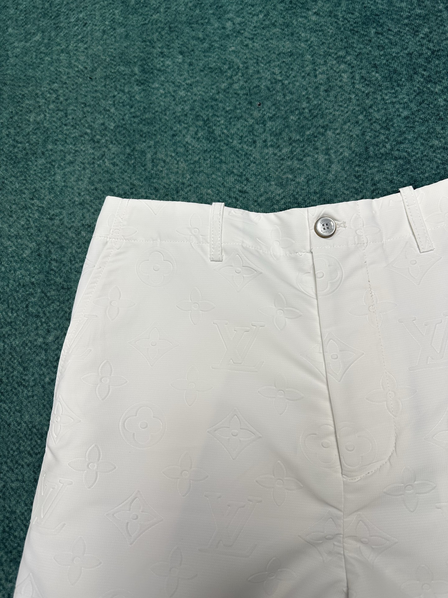 驴家 25ss新款棉质休闲裤铺陈全幅 Macro Monogram 压纹提花，映现别致浮雕效果。可搭配衬