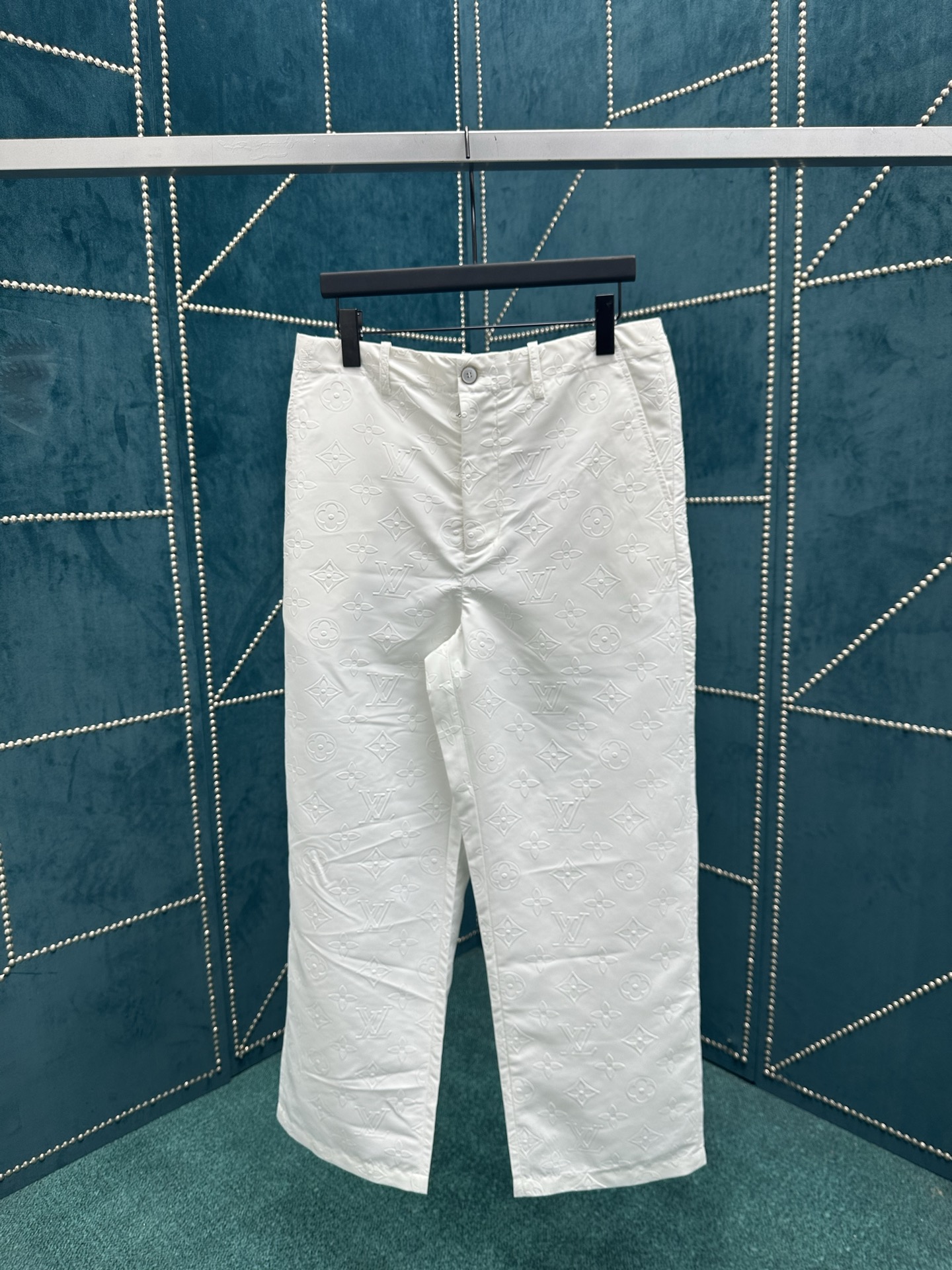 驴家 25ss新款棉质休闲裤铺陈全幅 Macro Monogram 压纹提花，映现别致浮雕效果。可搭配衬