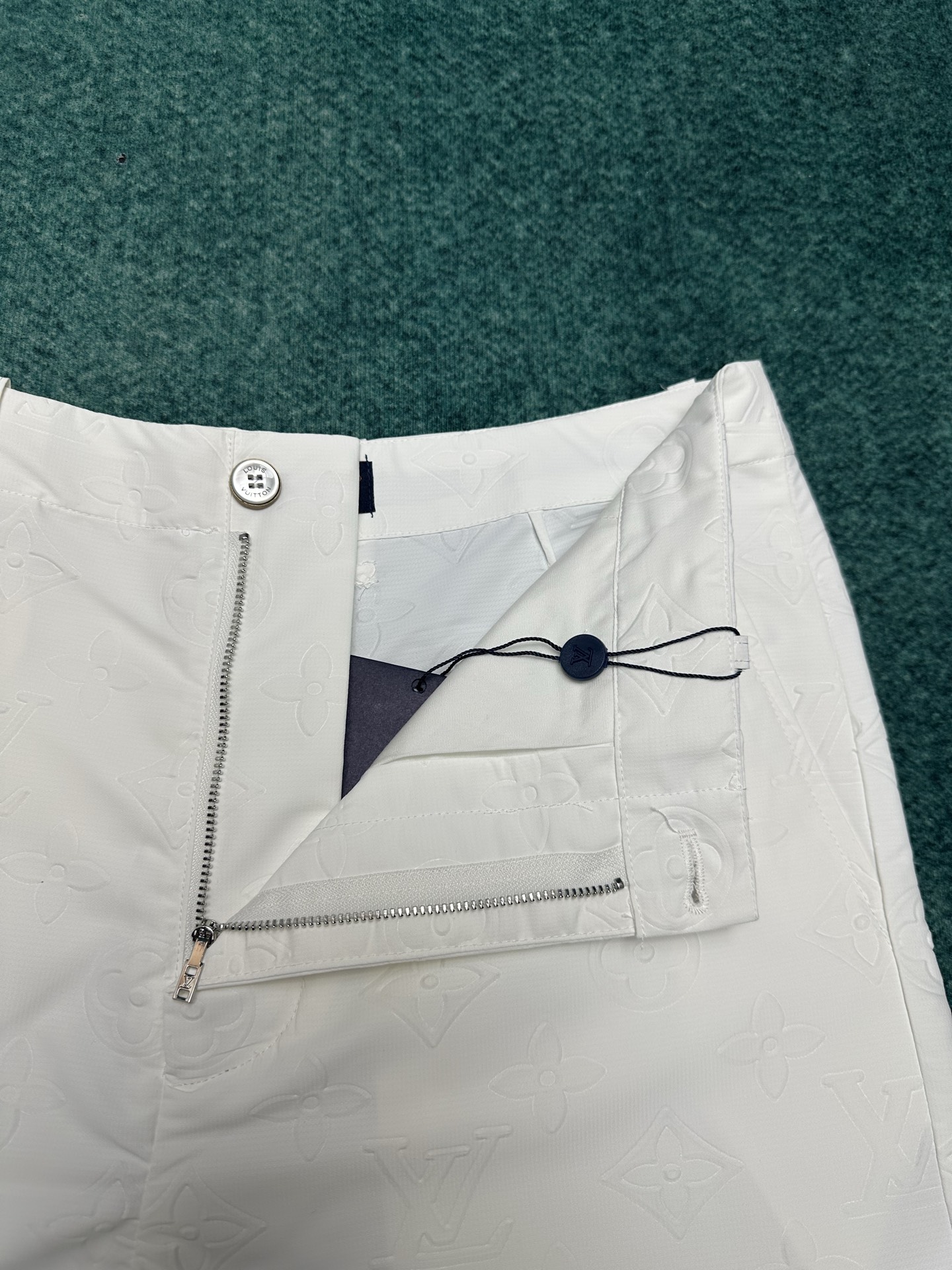 驴家 25ss新款棉质休闲裤铺陈全幅 Macro Monogram 压纹提花，映现别致浮雕效果。可搭配衬