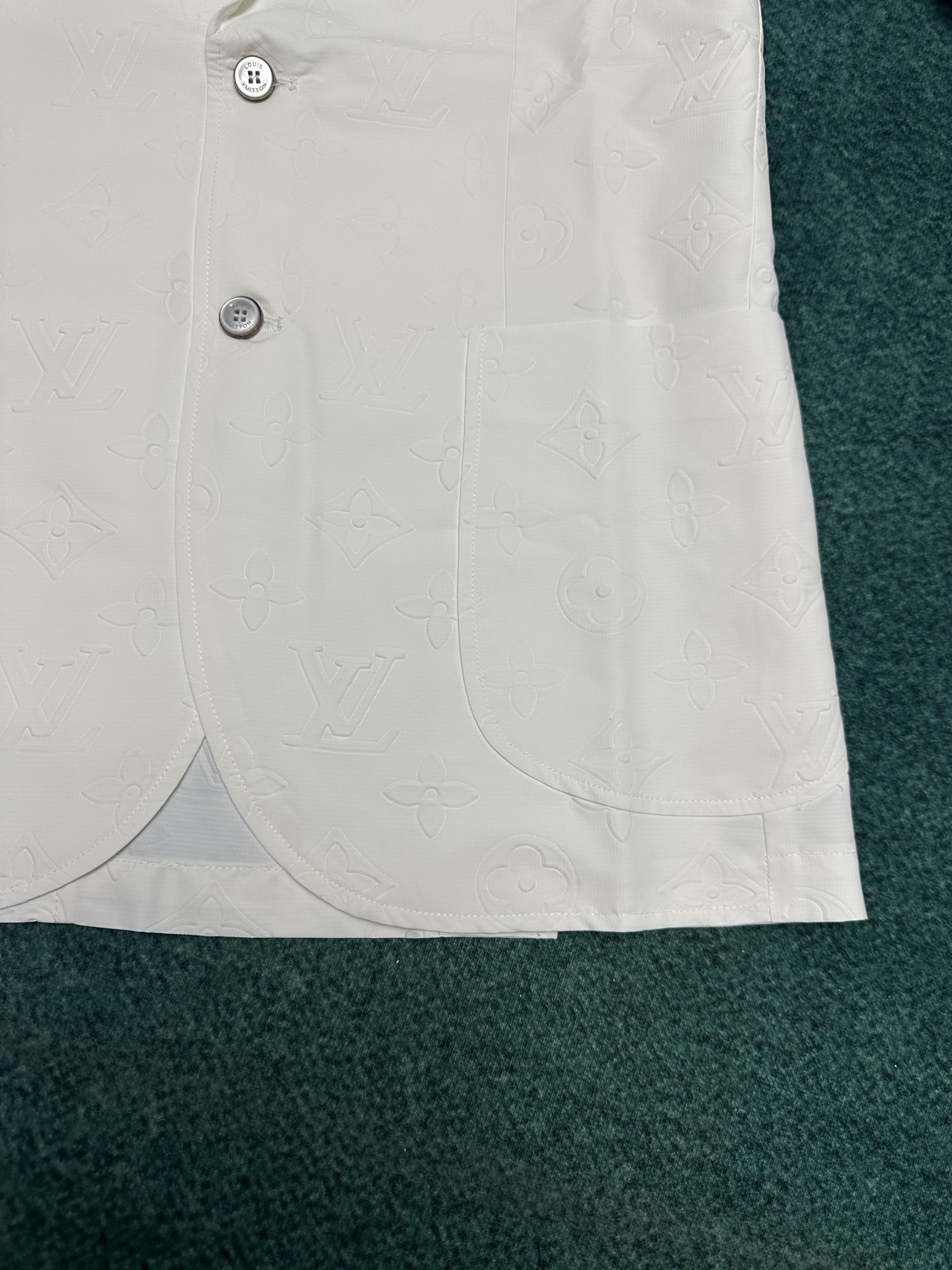 驴家 25ss新款那不勒斯式夹克以 Macro Monogram 压纹搭建浮雕观感。棉质混纺裁出柔和轮廓