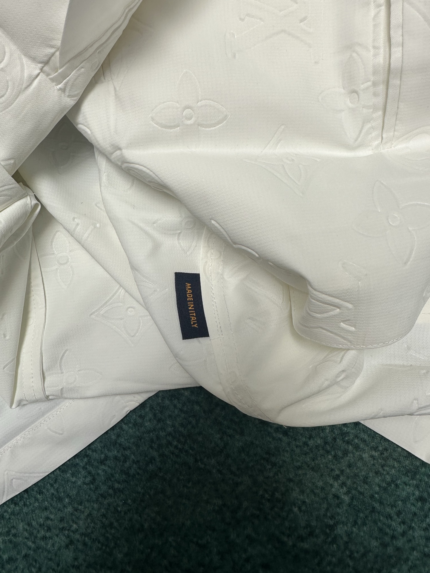 驴家 25ss新款那不勒斯式夹克以 Macro Monogram 压纹搭建浮雕观感。棉质混纺裁出柔和轮廓