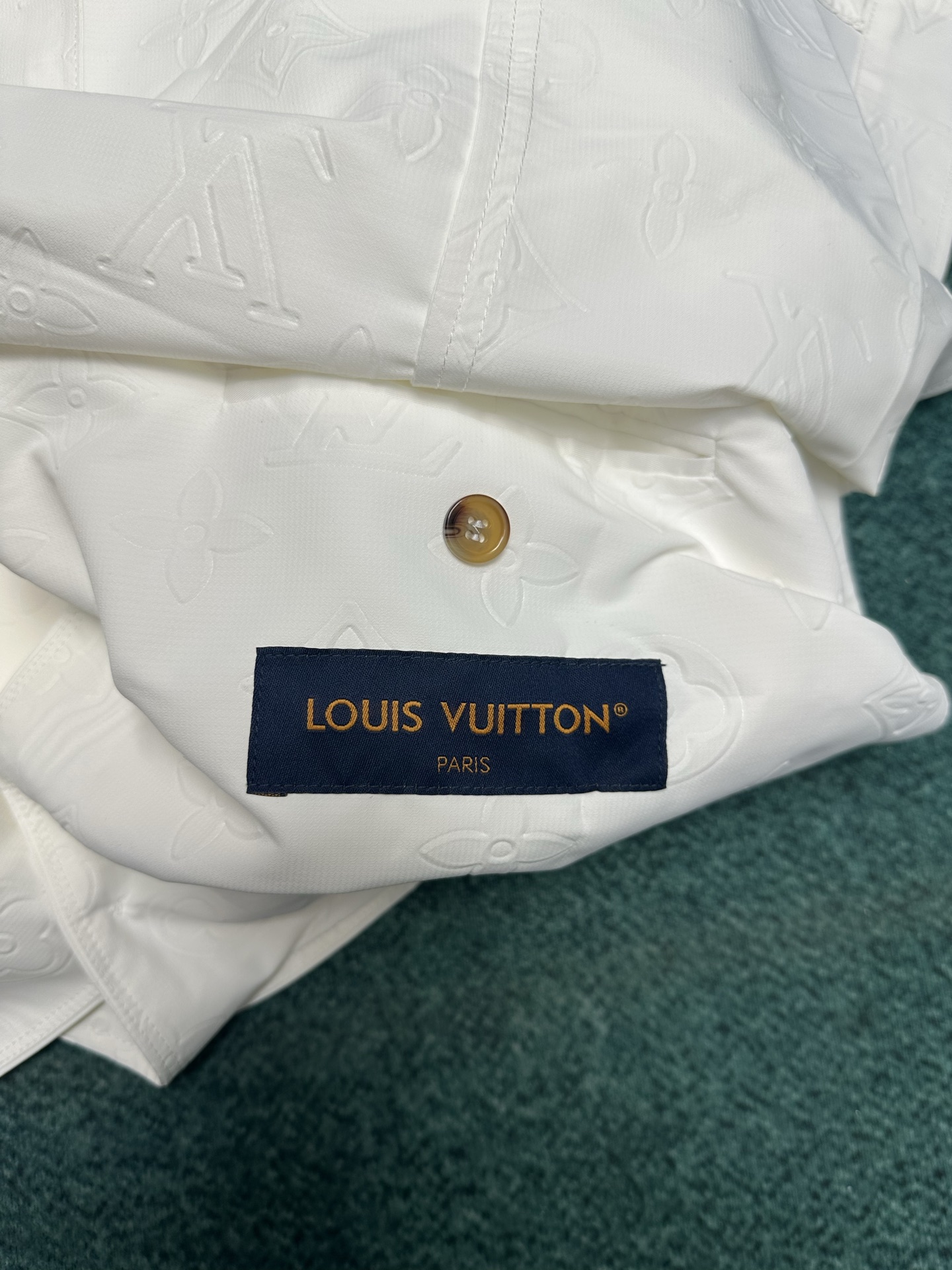 驴家 25ss新款那不勒斯式夹克以 Macro Monogram 压纹搭建浮雕观感。棉质混纺裁出柔和轮廓