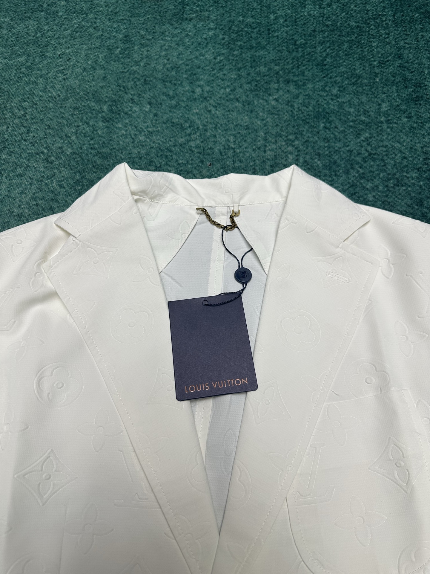 驴家 25ss新款那不勒斯式夹克以 Macro Monogram 压纹搭建浮雕观感。棉质混纺裁出柔和轮廓