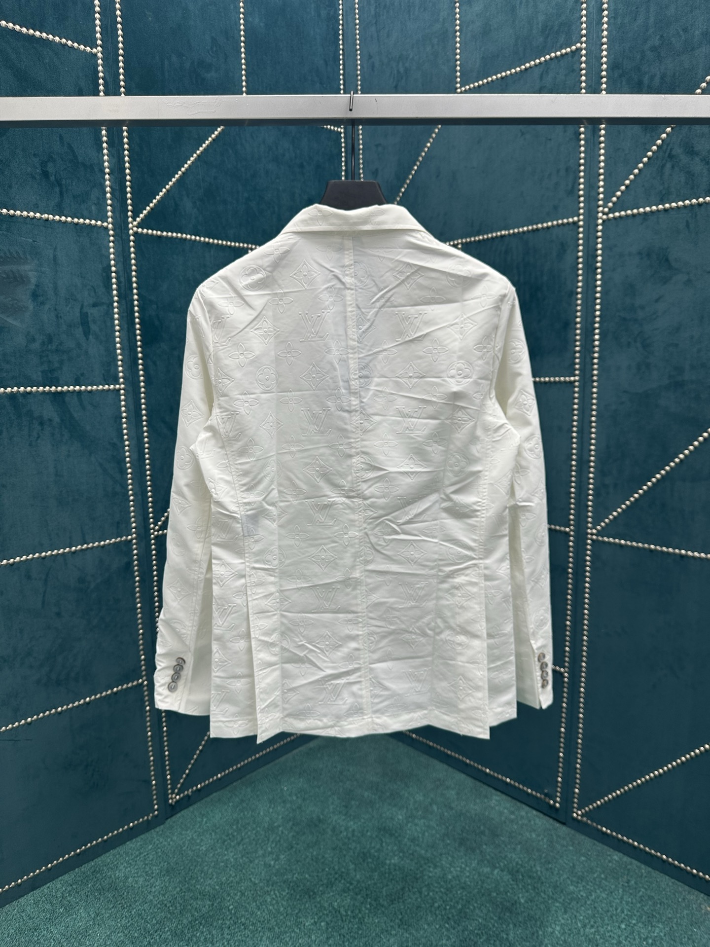 驴家 25ss新款那不勒斯式夹克以 Macro Monogram 压纹搭建浮雕观感。棉质混纺裁出柔和轮廓