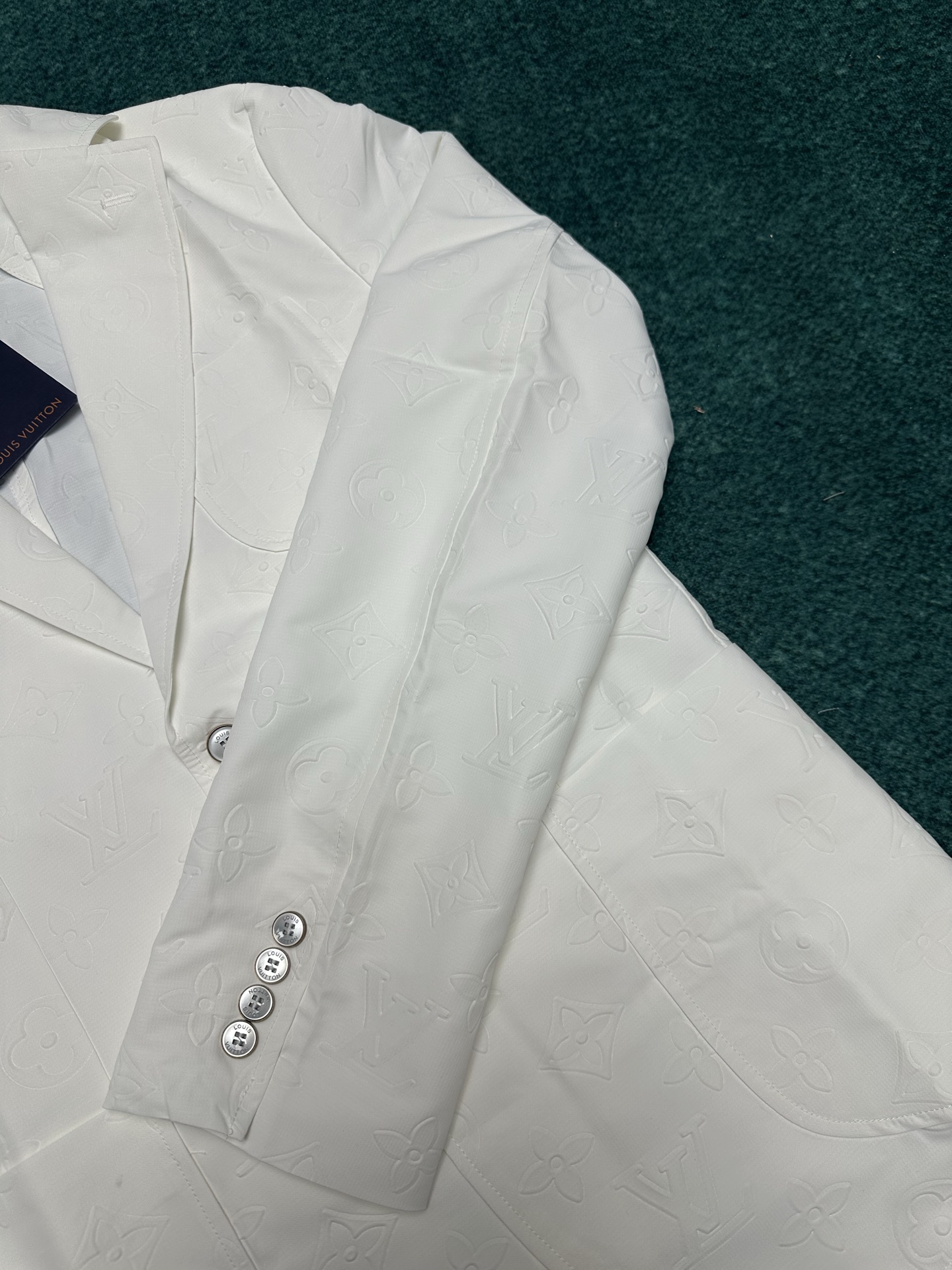 驴家 25ss新款那不勒斯式夹克以 Macro Monogram 压纹搭建浮雕观感。棉质混纺裁出柔和轮廓