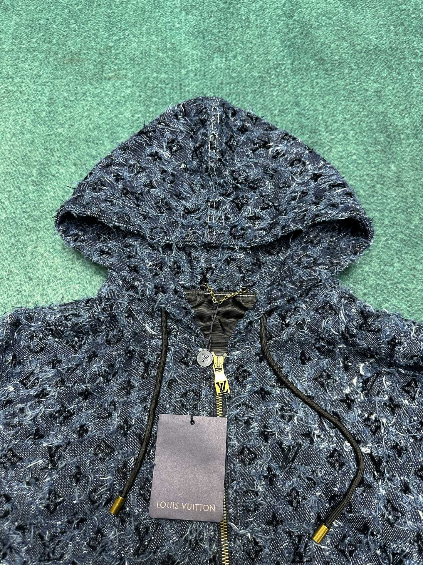 驴家 25ss新款连帽衫依托路易威登精湛匠艺，于丹宁布呈现粗花呢般的 Damier 纹理，其间描绘全幅 