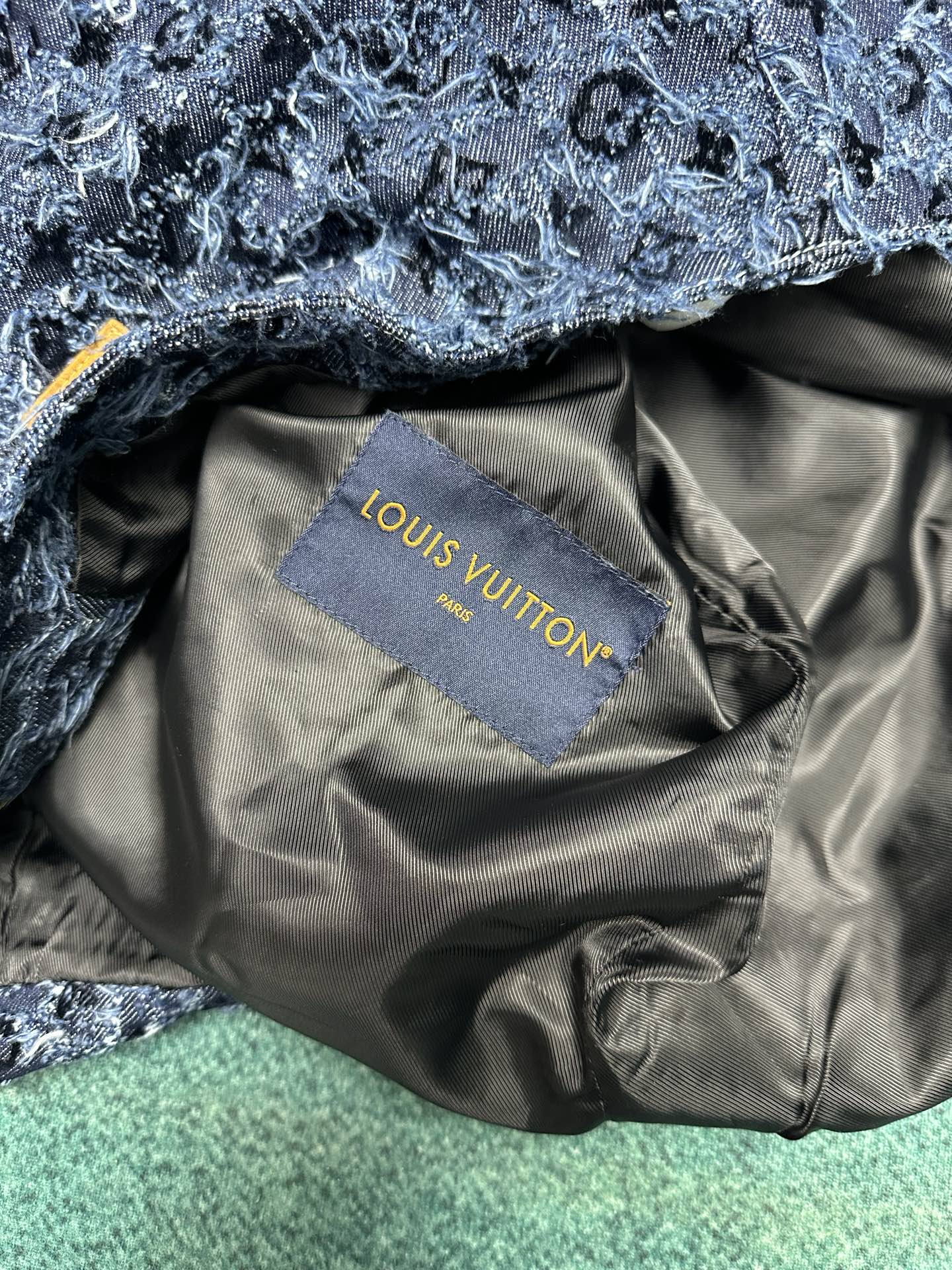 驴家 25ss新款连帽衫依托路易威登精湛匠艺，于丹宁布呈现粗花呢般的 Damier 纹理，其间描绘全幅 