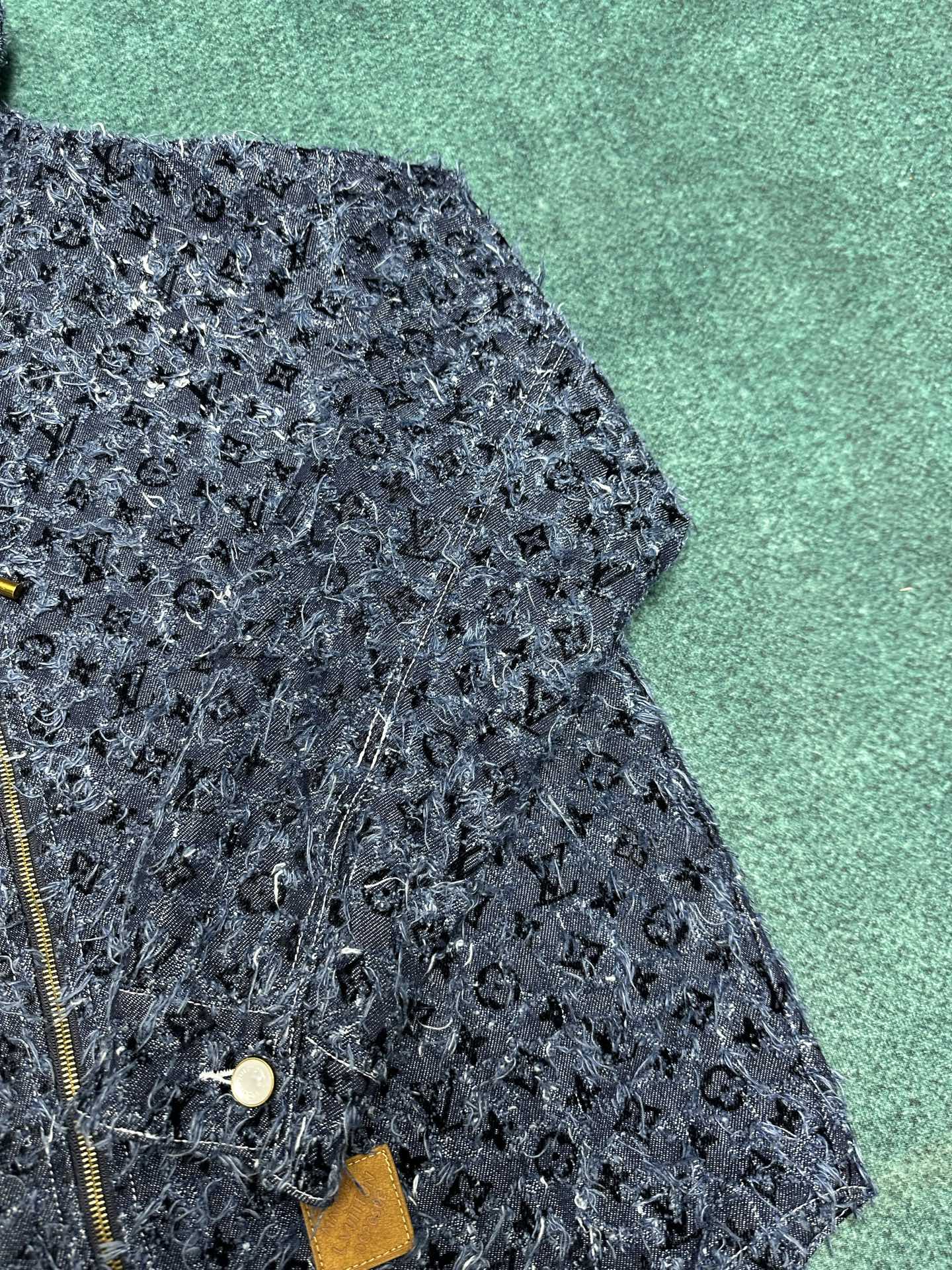 驴家 25ss新款连帽衫依托路易威登精湛匠艺，于丹宁布呈现粗花呢般的 Damier 纹理，其间描绘全幅 